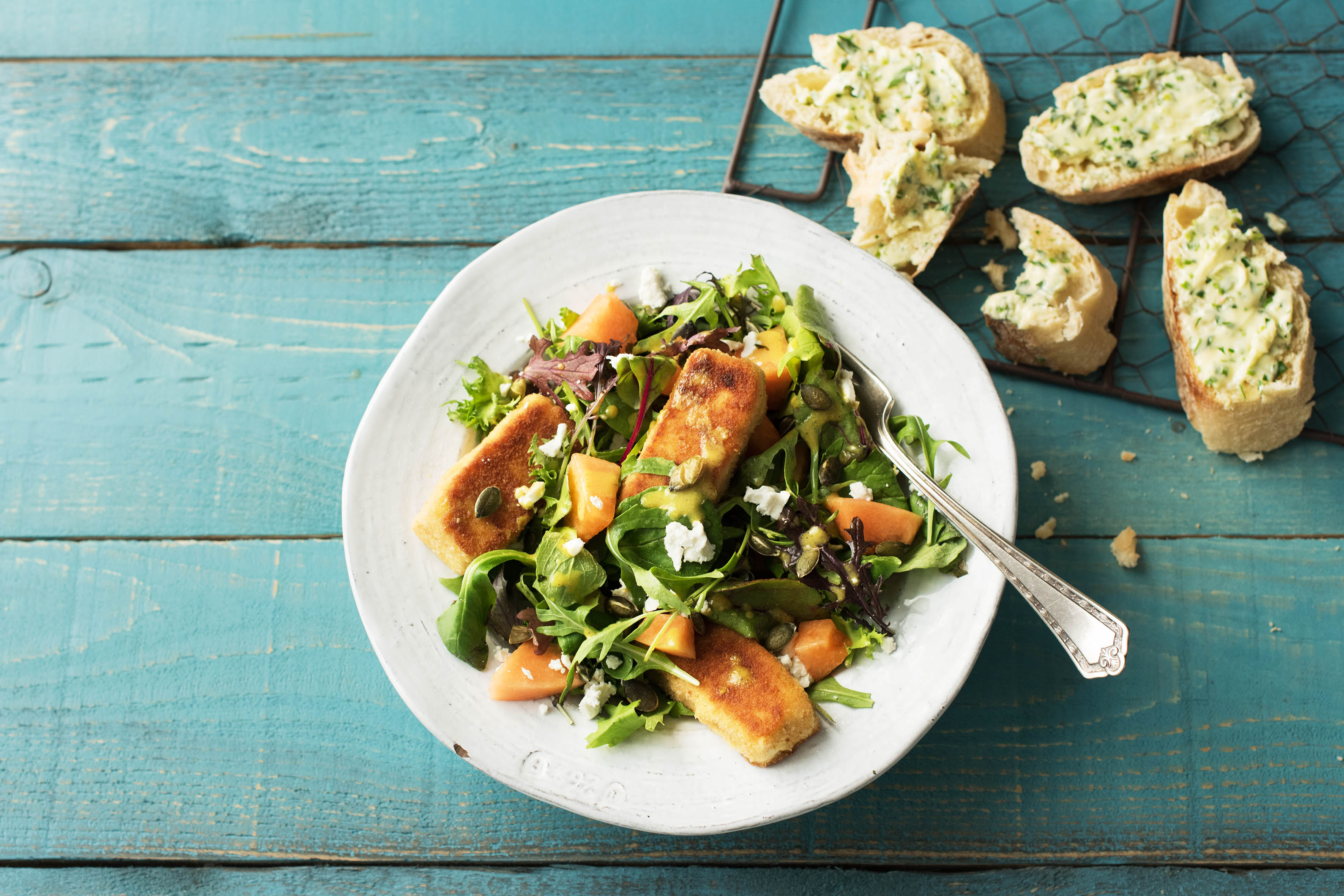 Sommersalat mit Melone und knusprigen Feta-Sticks