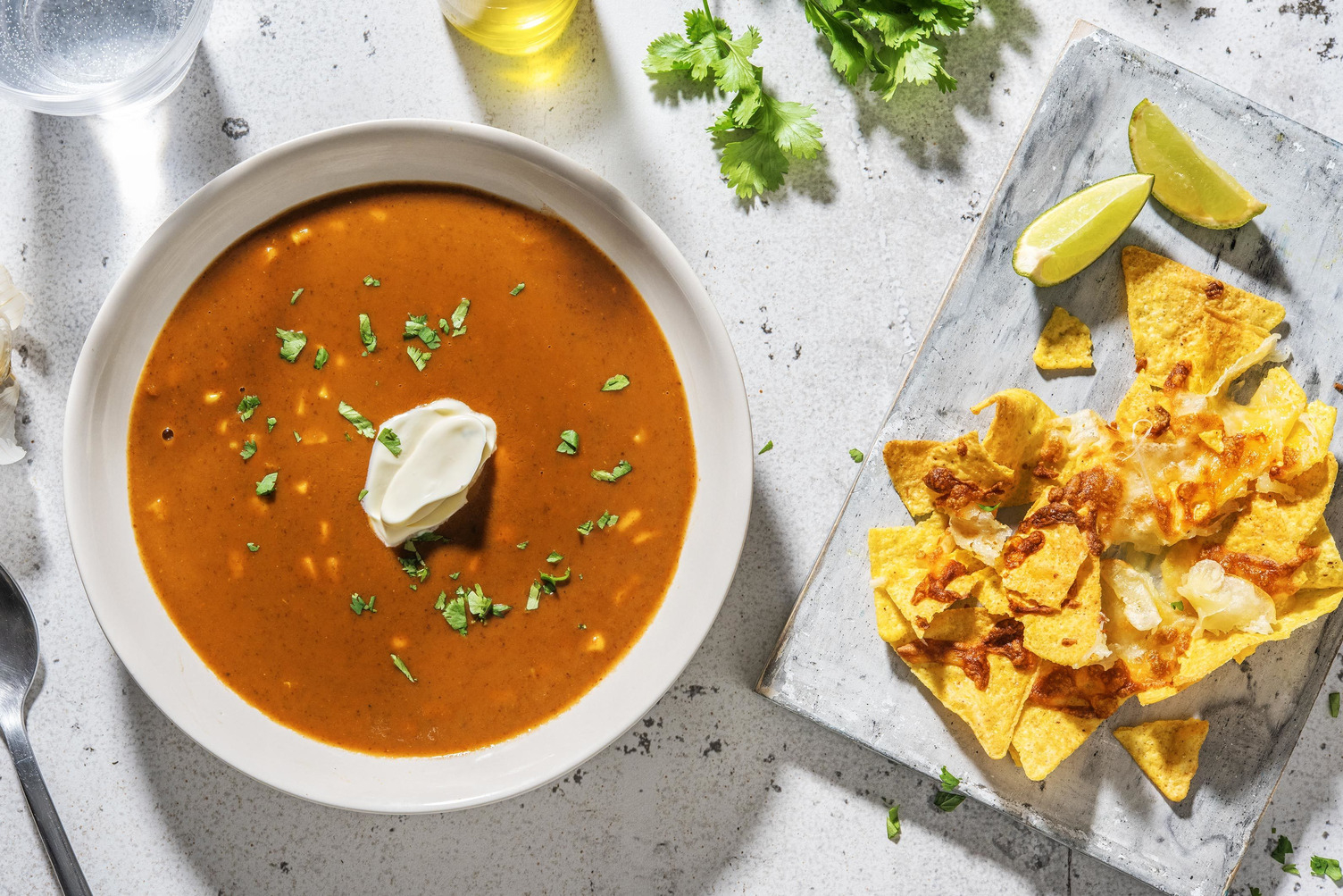 Tomaten-bonensoep met zelfgemaakte nacho's