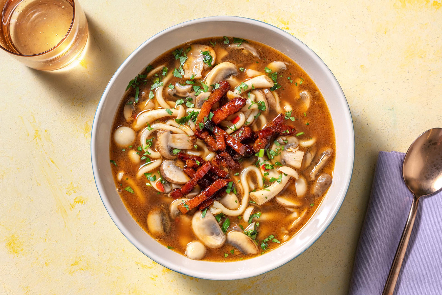 Soupe de nouilles udon à l'asiatique au lard