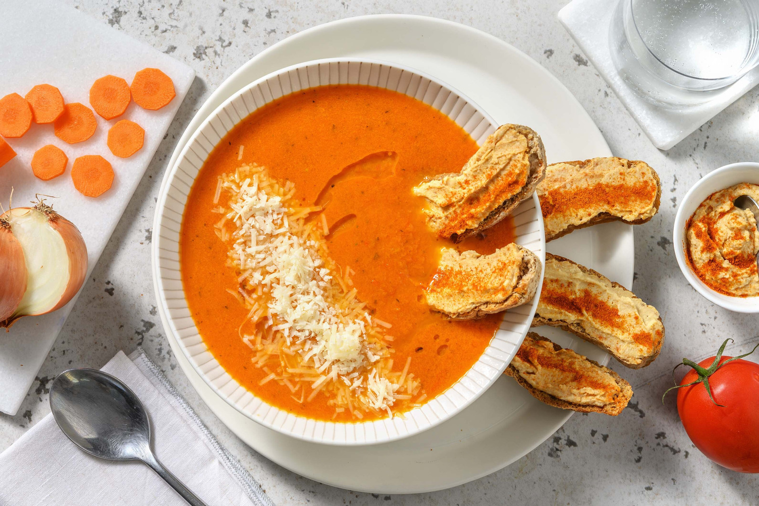 Soupe de tomate et bruschette au houmous à la harissa