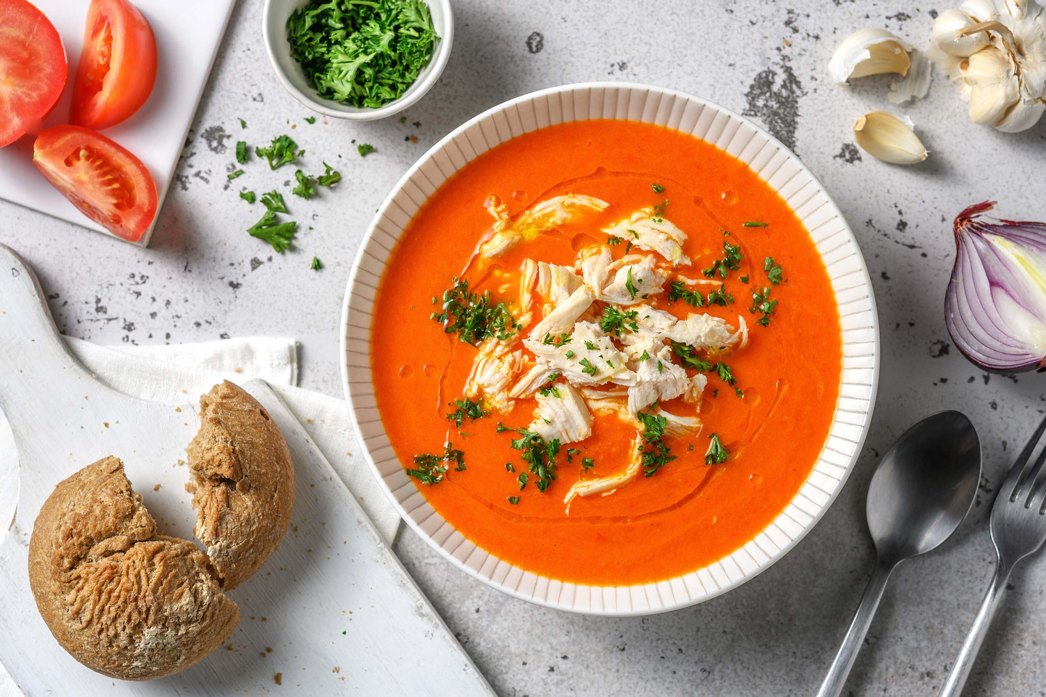 Tomaat-paprikasoep met gepocheerde kipfilet