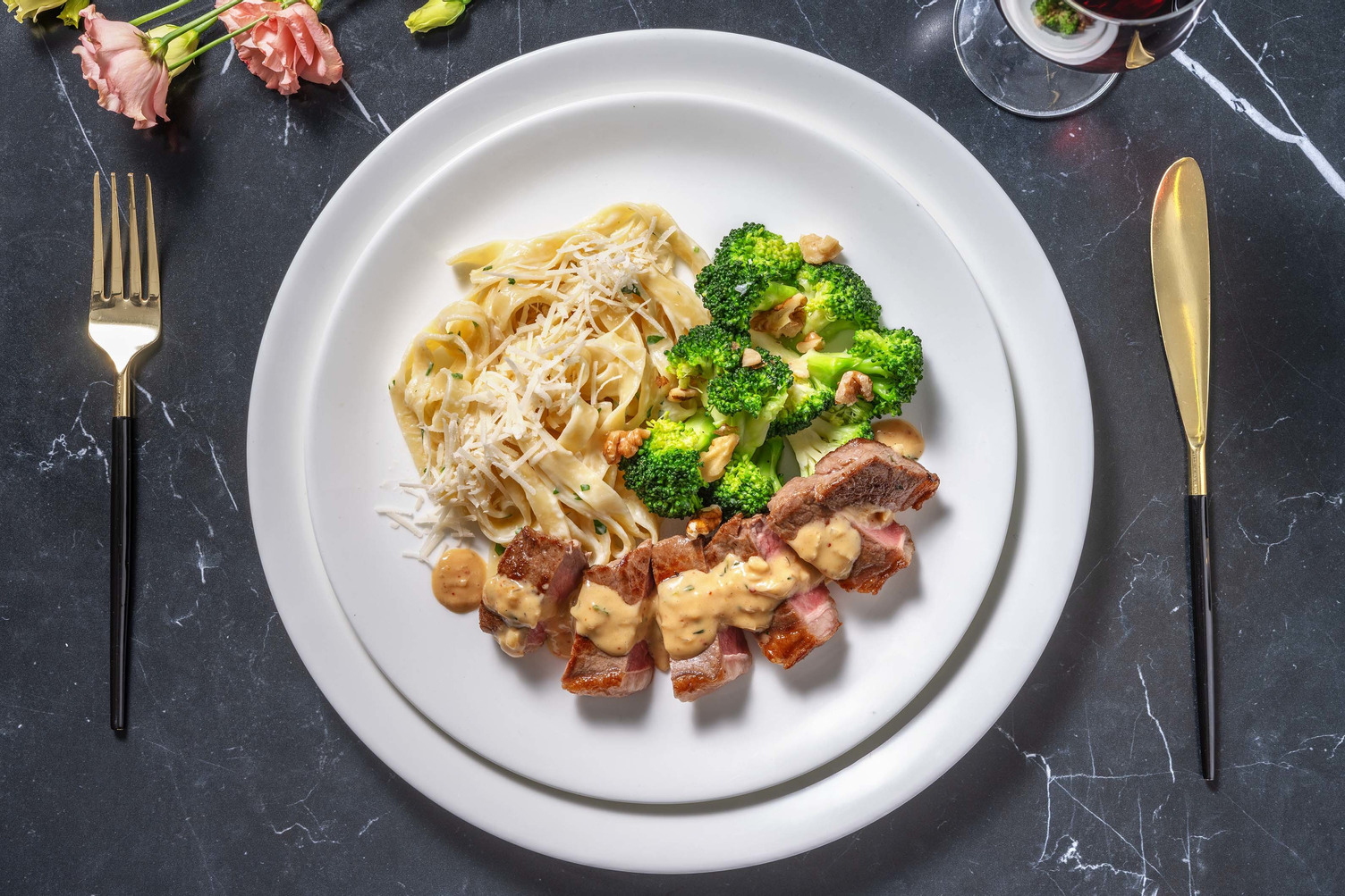 Sous-vide-Steak mit Fettuccine Alfredo