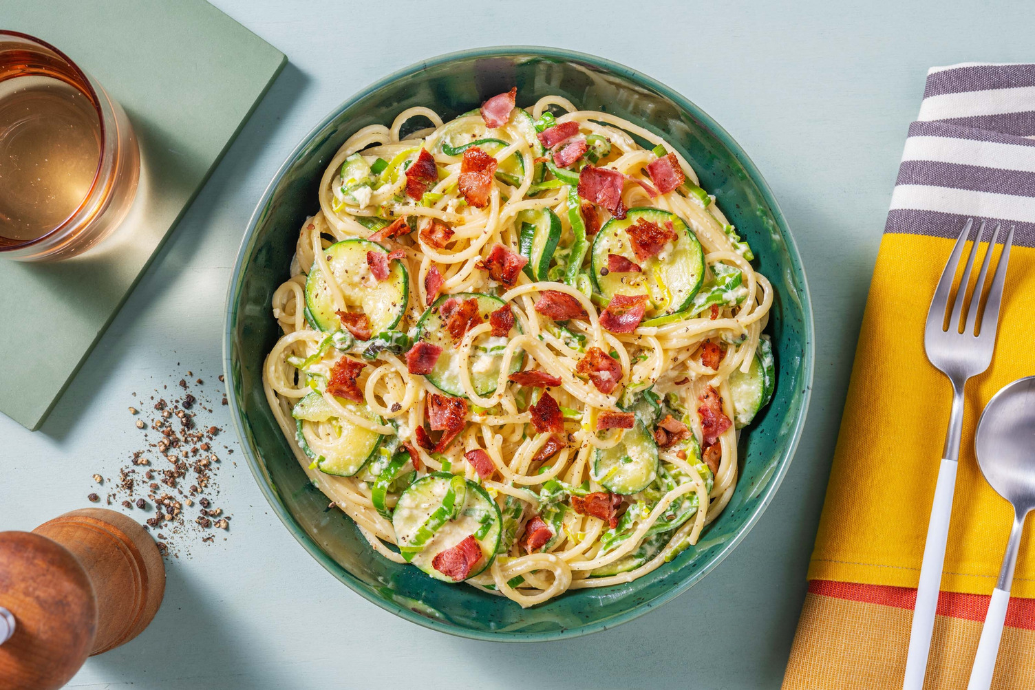 Spaghetti met romige saus en ontbijtspek