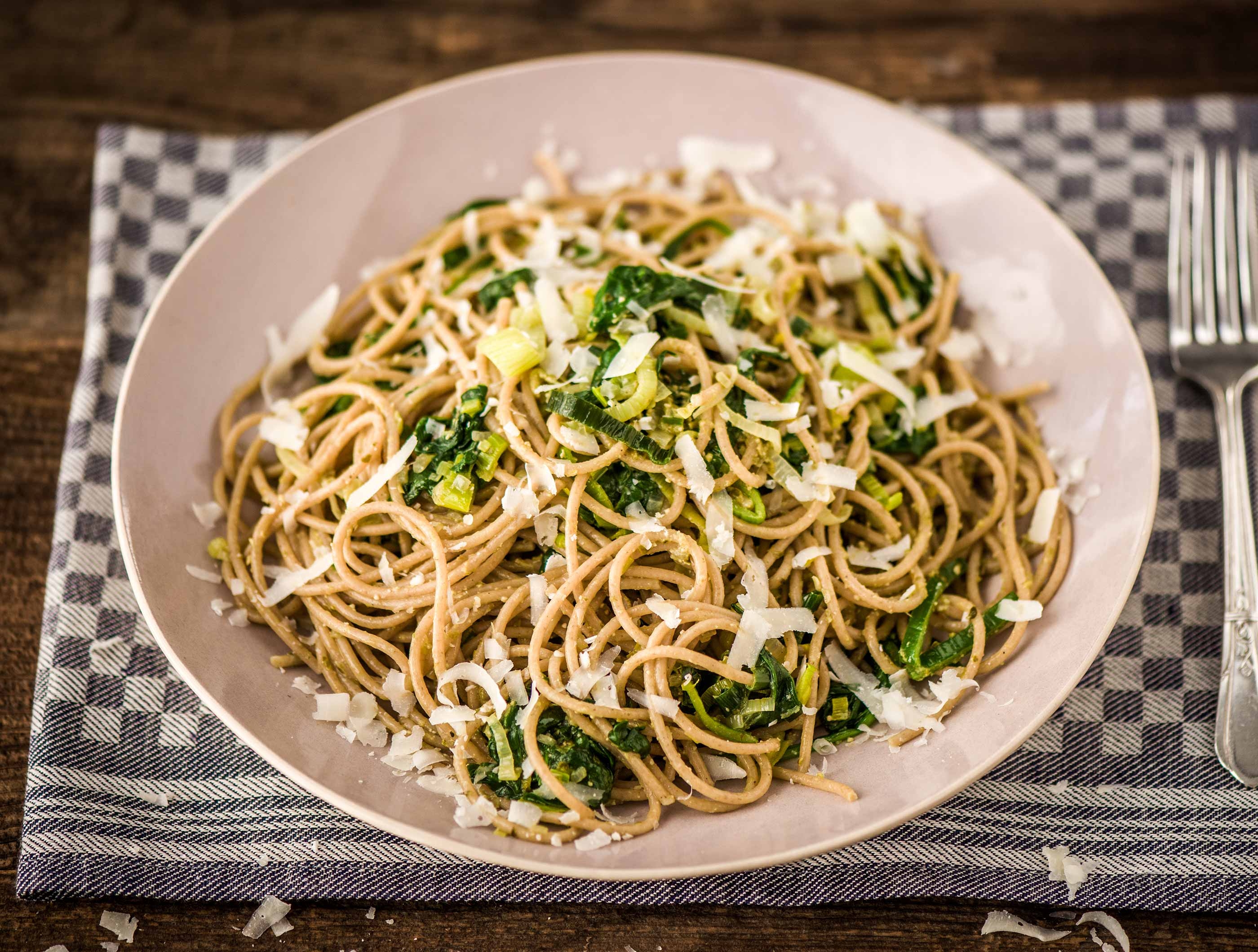 Spaghetti integrale met spinazie-preisaus en grana padano