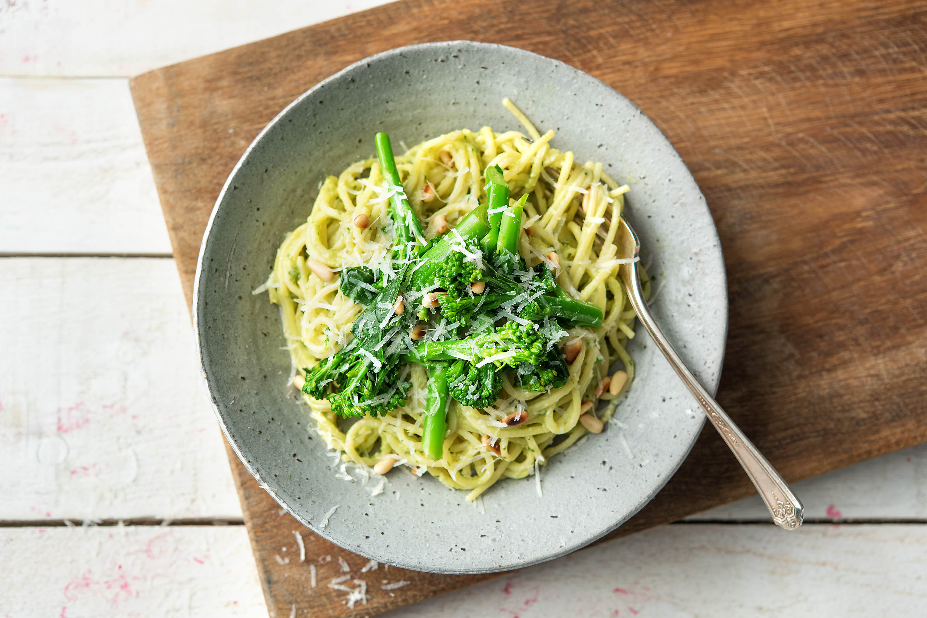 Spaghetti mit supercremigem Avocado-Pinienkern-Pesto