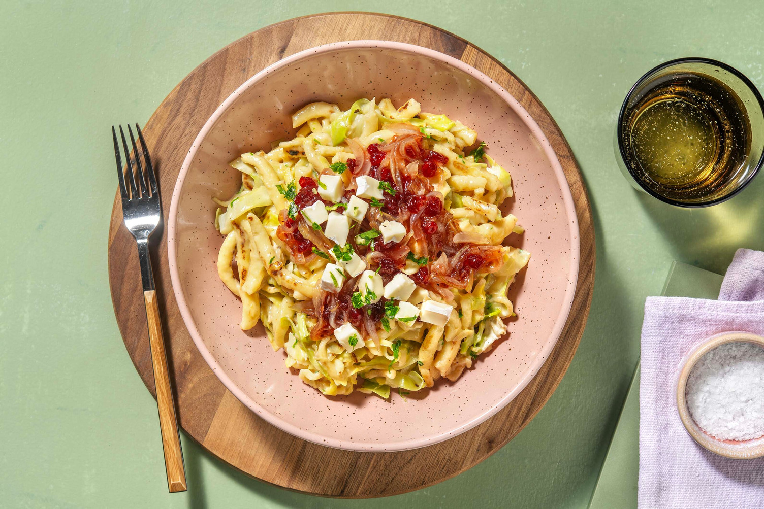 Spätzle in Camembert-Creme-Soße mit Chutney