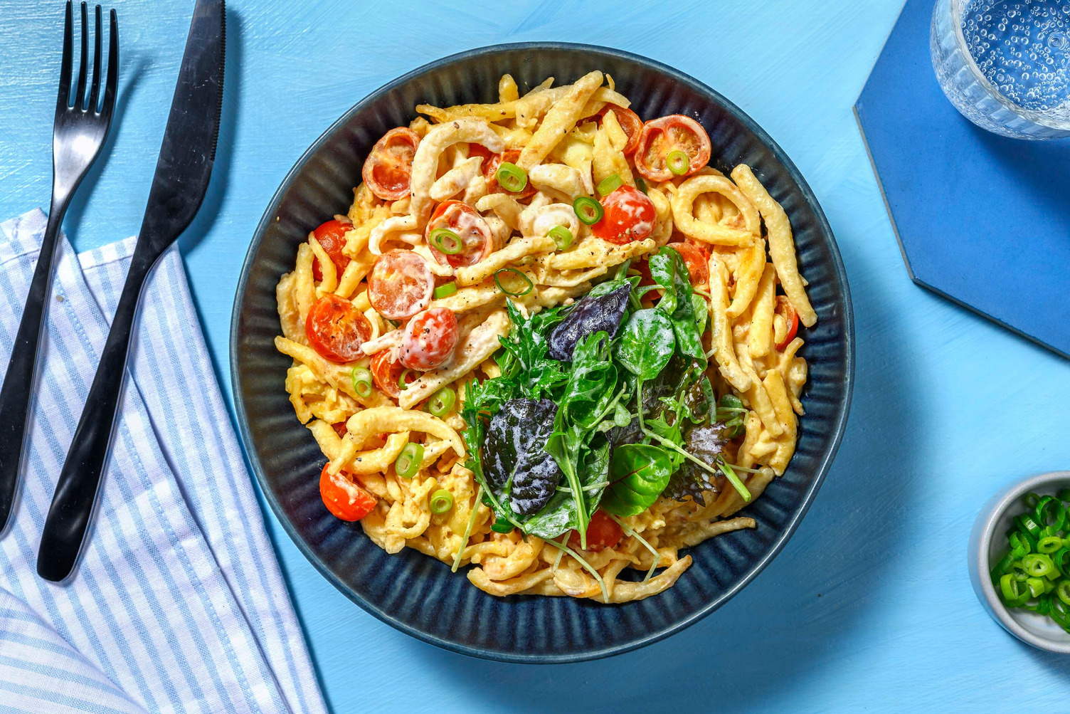 Spätzle-Pfanne mit Mozzarella und Senfsoße