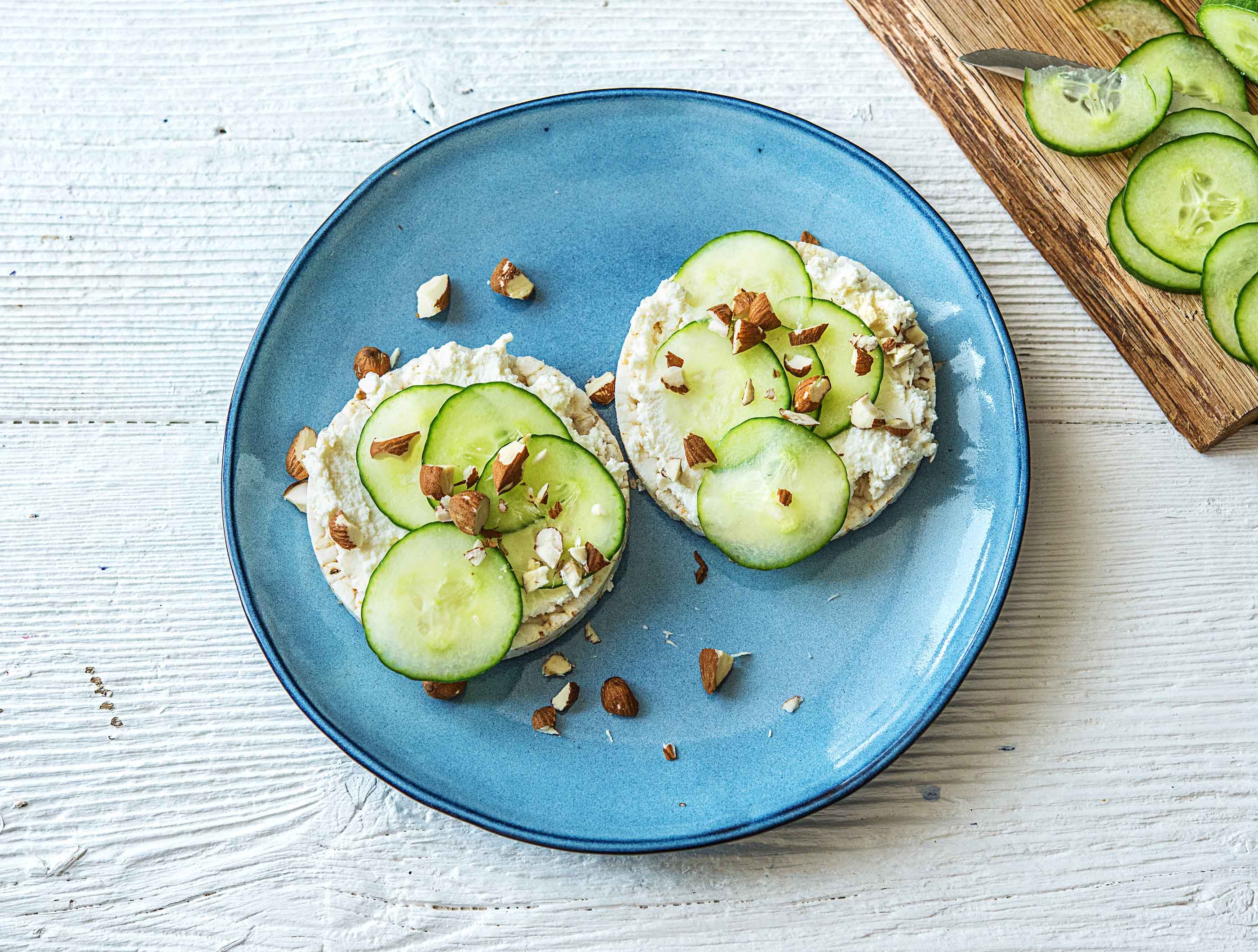 Speltwafels met ricotta, komkommer en gezouten amandelen