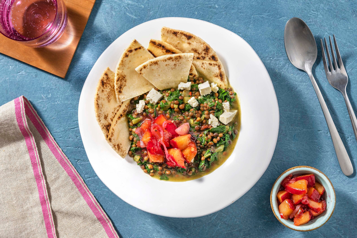 Spinat-Dal mit Hirtenkäse und Pflaumen-Chutney