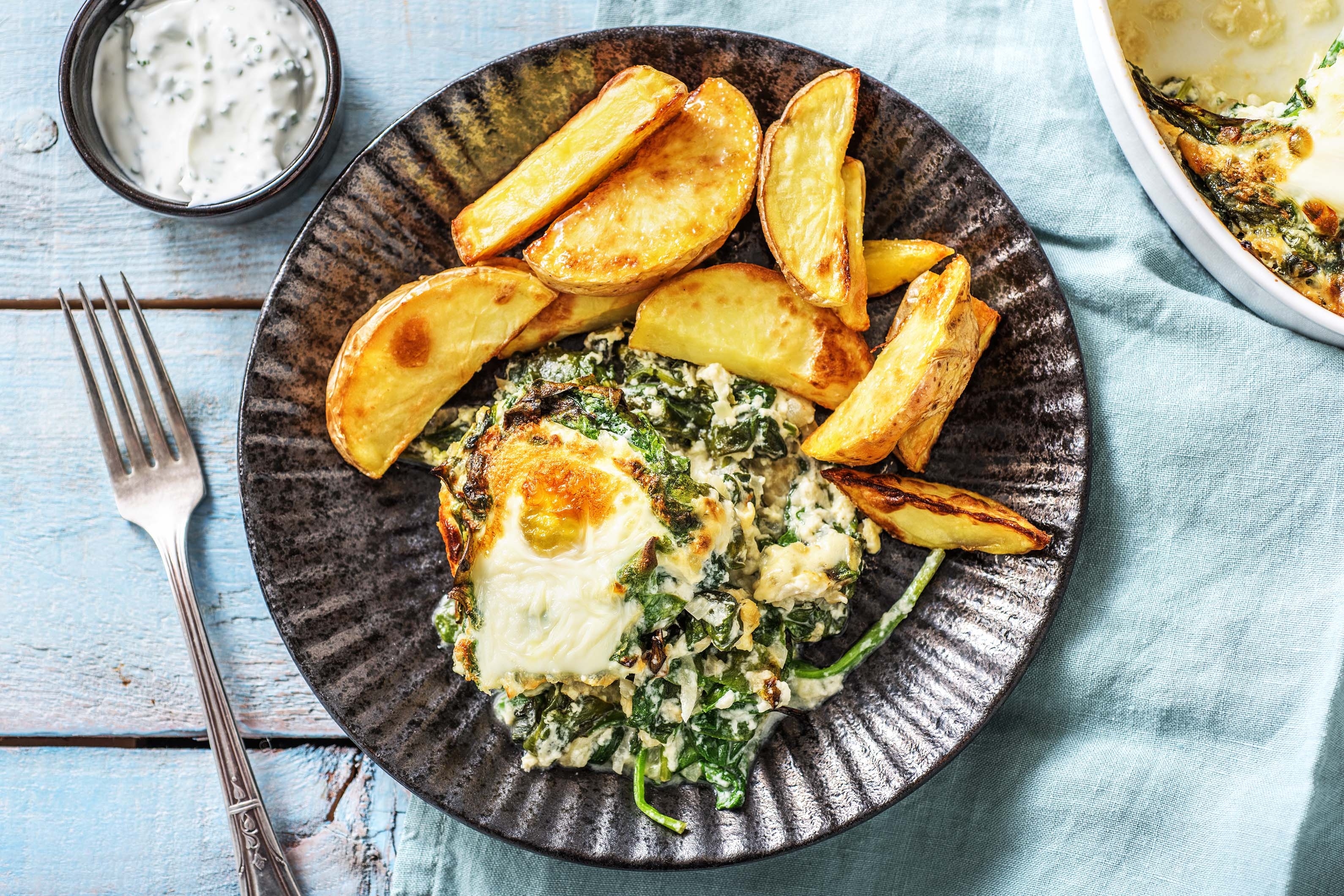 Auflauf mit Hirtenkäse, Spinat und Ei,