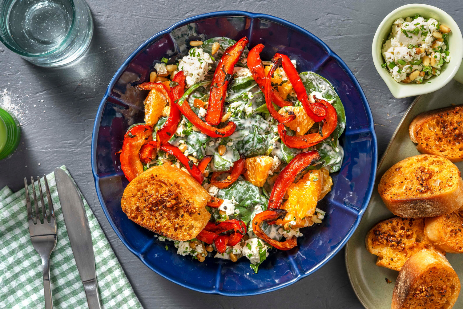 Spinatsalat mit Orange & Kräuter-Käse-Topping