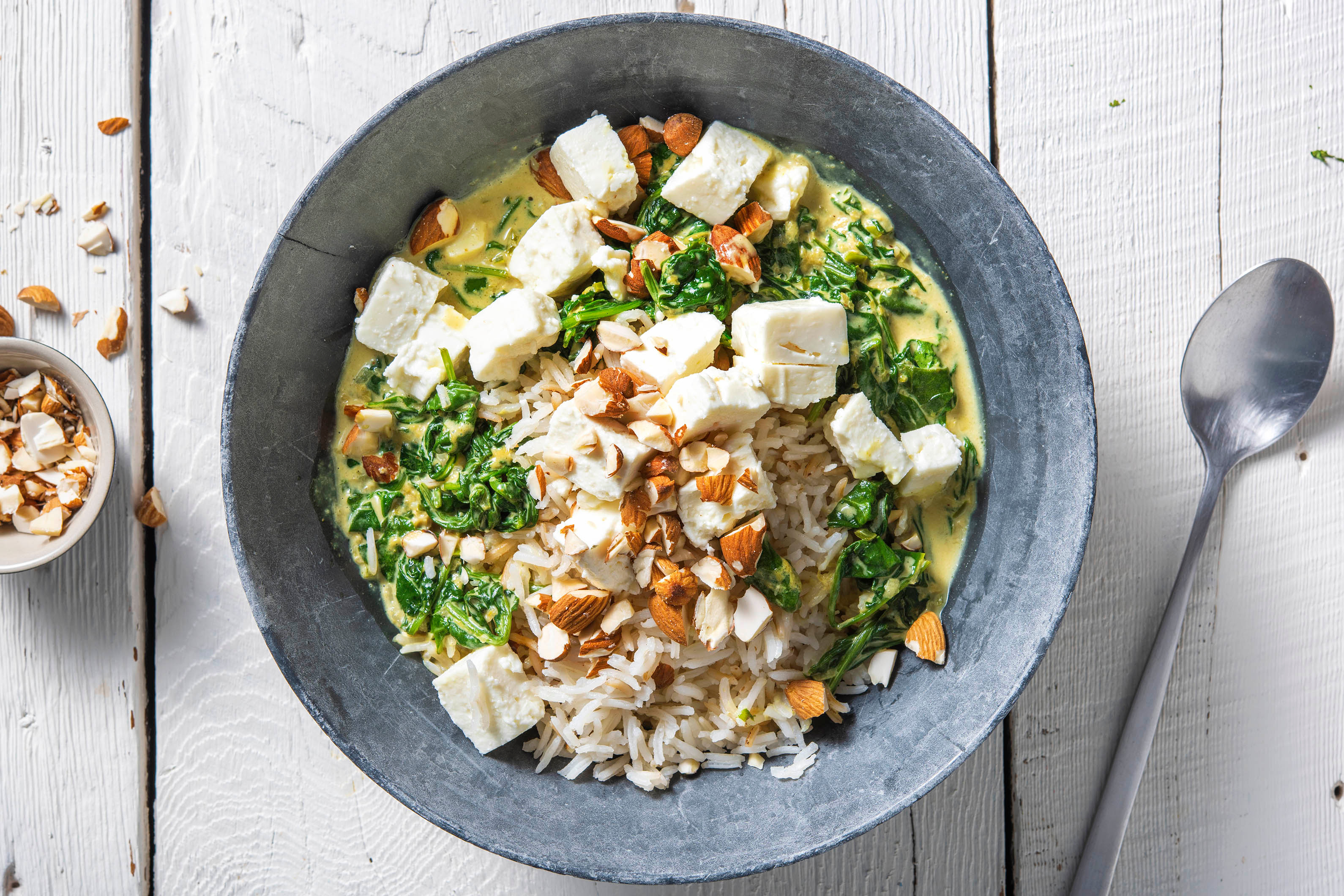 Spinaziecurry met feta en amandelen