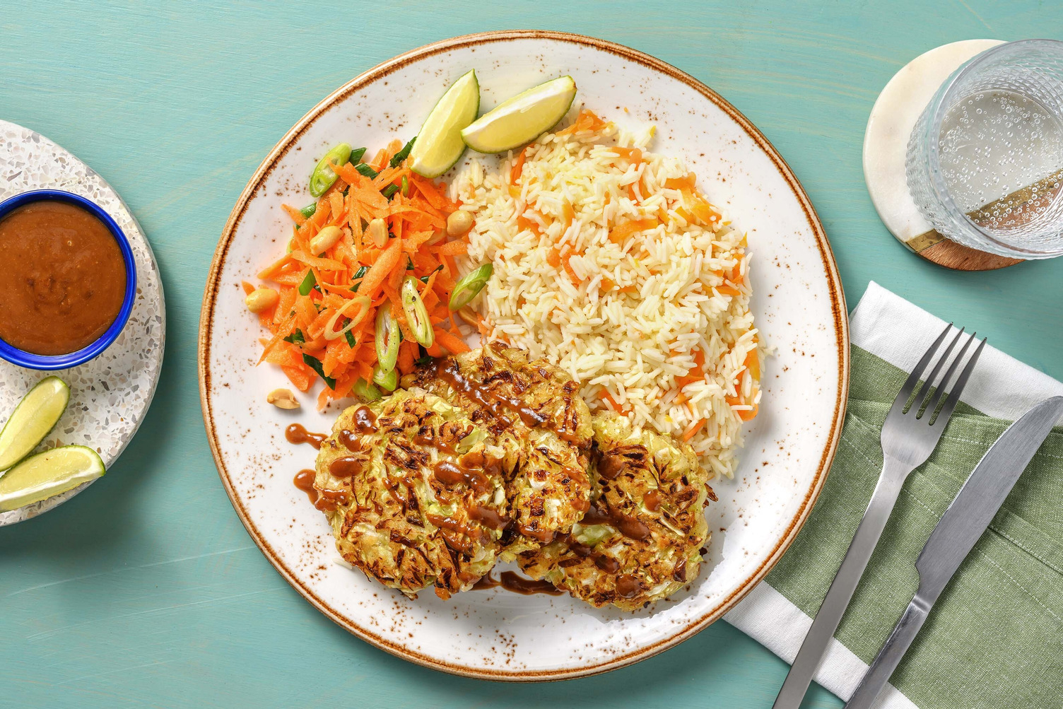 Spitzkohlbratlinge mit Teriyaki-Erdnuss-Sauce