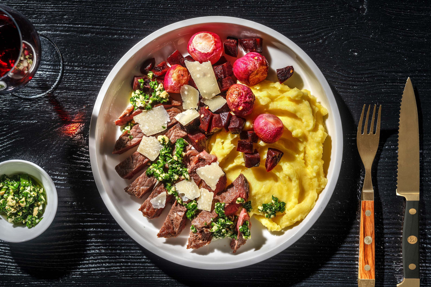 Steak au pesto à la truffe et fanes de radis