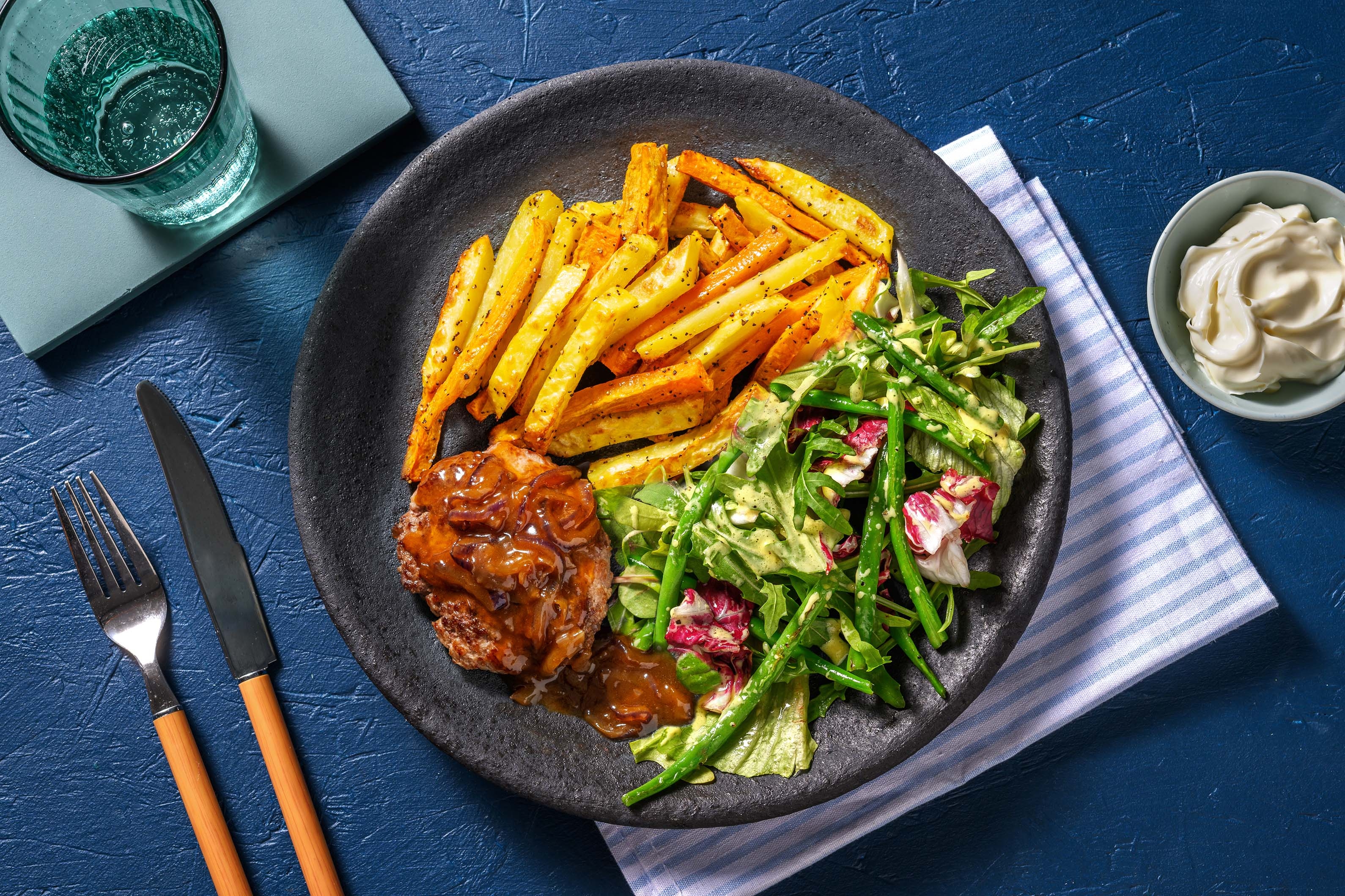 Steak haché au jus d’oignon et salade de haricots verts