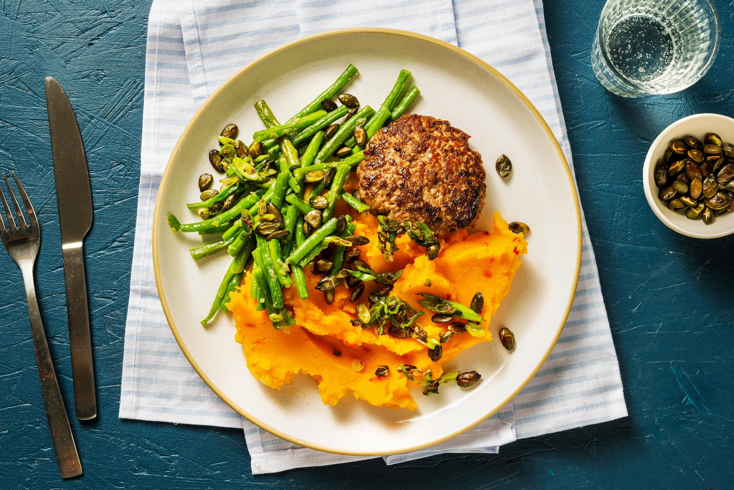 Duitse biefstuk met pittige zoete-aardappelpuree