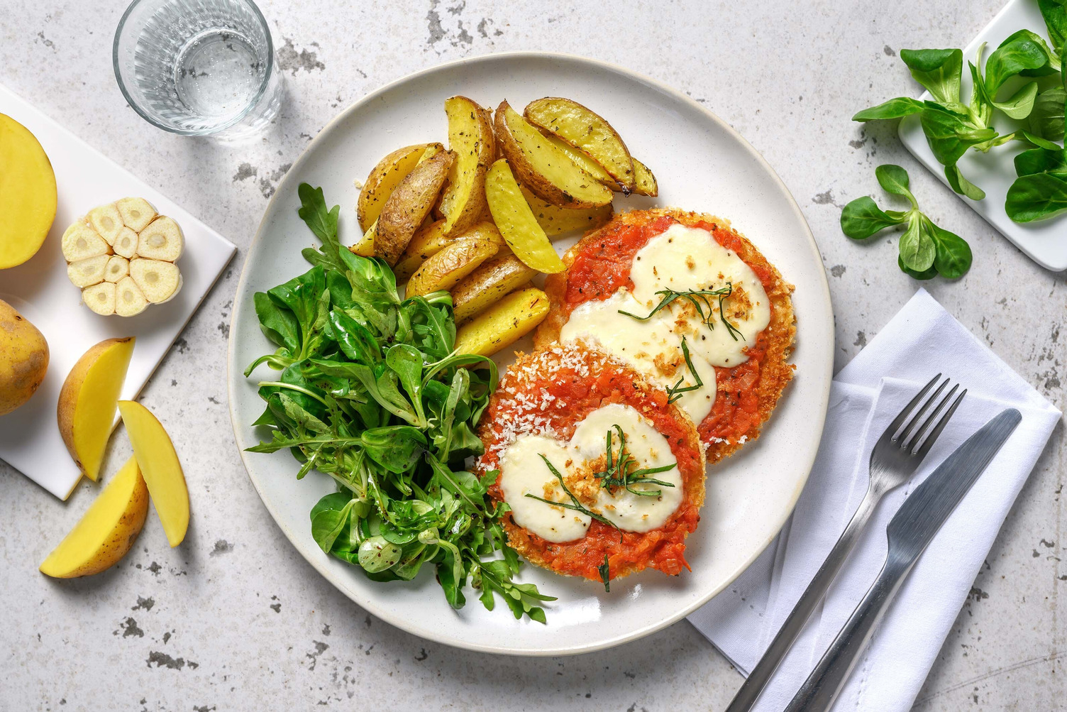 Steaks de céleri-rave à sauce tomate et mozzarella