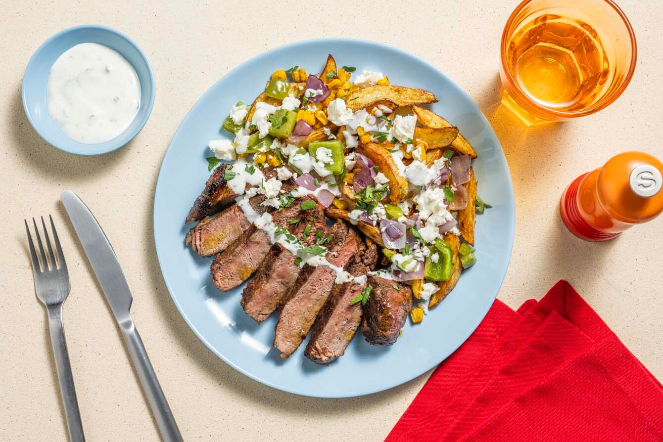 Steaks et quartiers de pommes de terre au maïs à la mexicaine