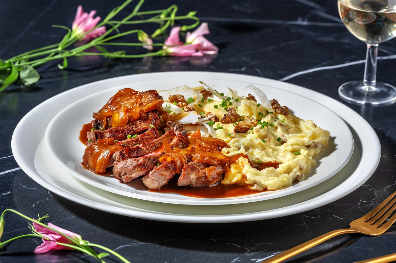 Faux-filet et salade de fenouil, de pomme et de noix de Grenoble