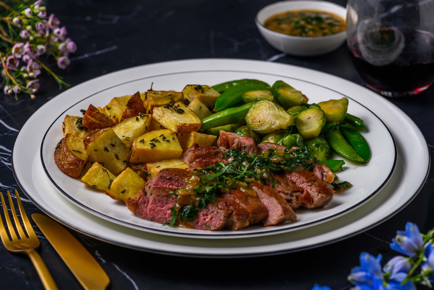 Steak de faux-filet poêlé et sauce aux oignons et au thym
