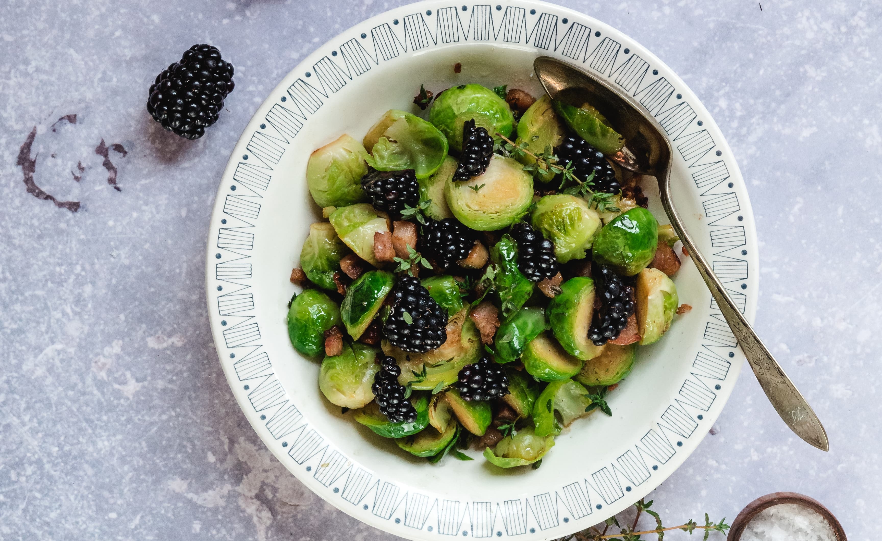 Stekt brysselkål med björnbär