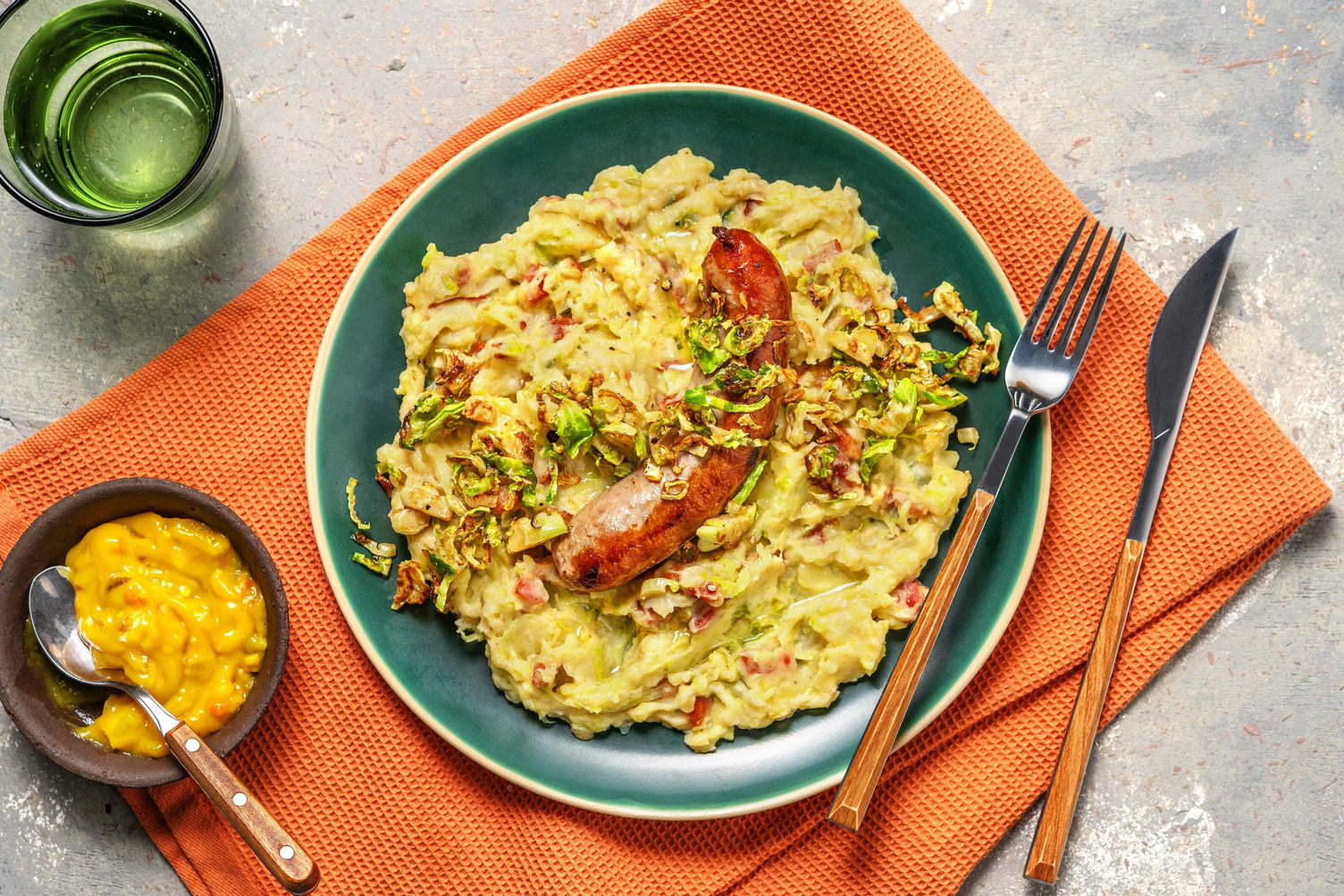 Stoemp de choux de Bruxelles-poireau et saucisse de porc fermière 