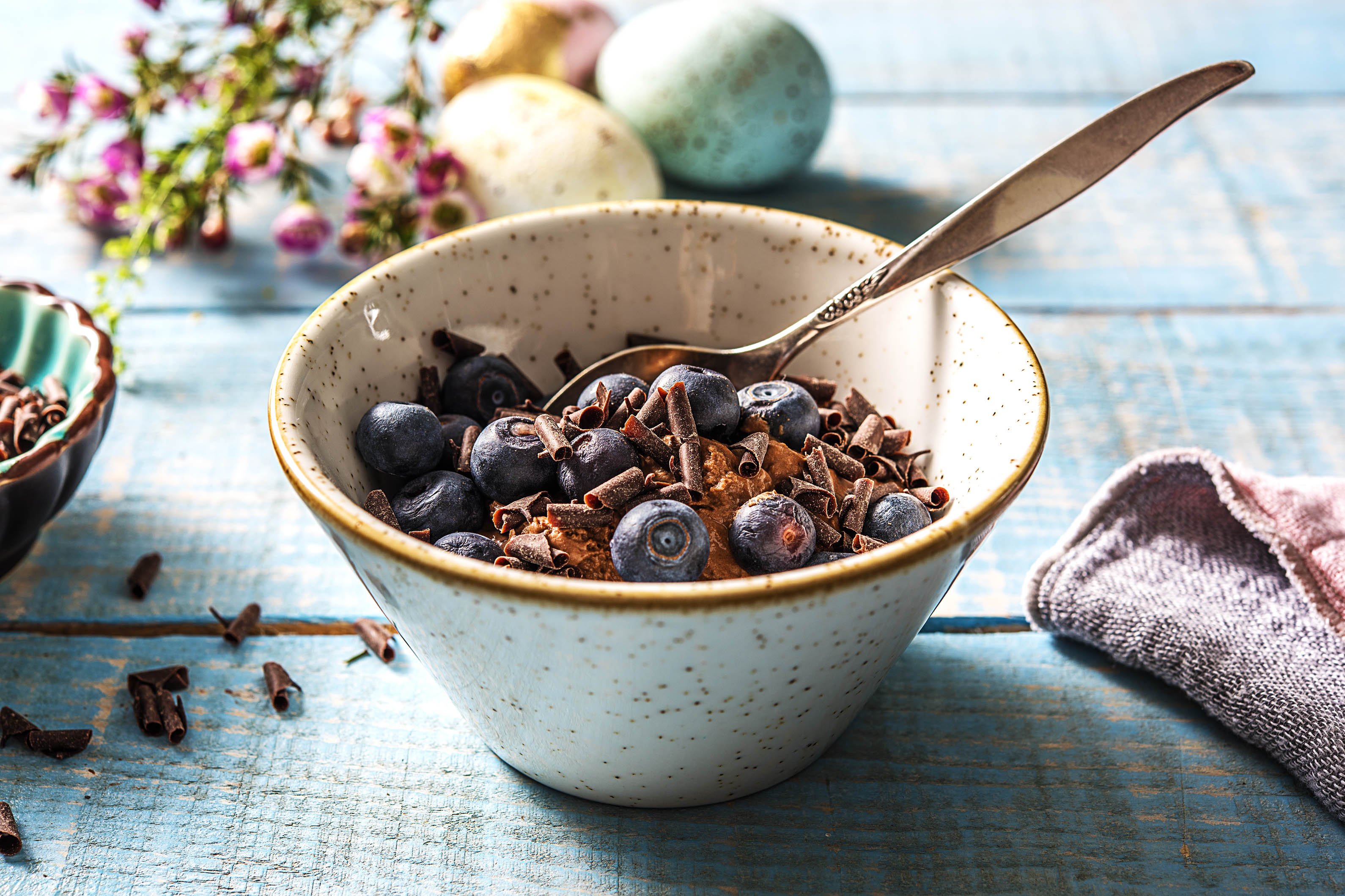 Mousse au chocolat rapido aux myrtilles fraîches et copeaux de chocolat