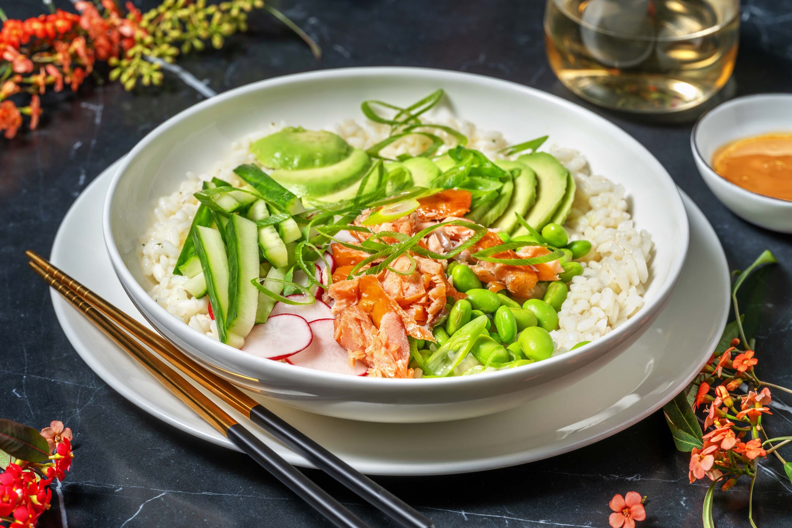 Sushibowl met warmgerookte zalm en sojabonen