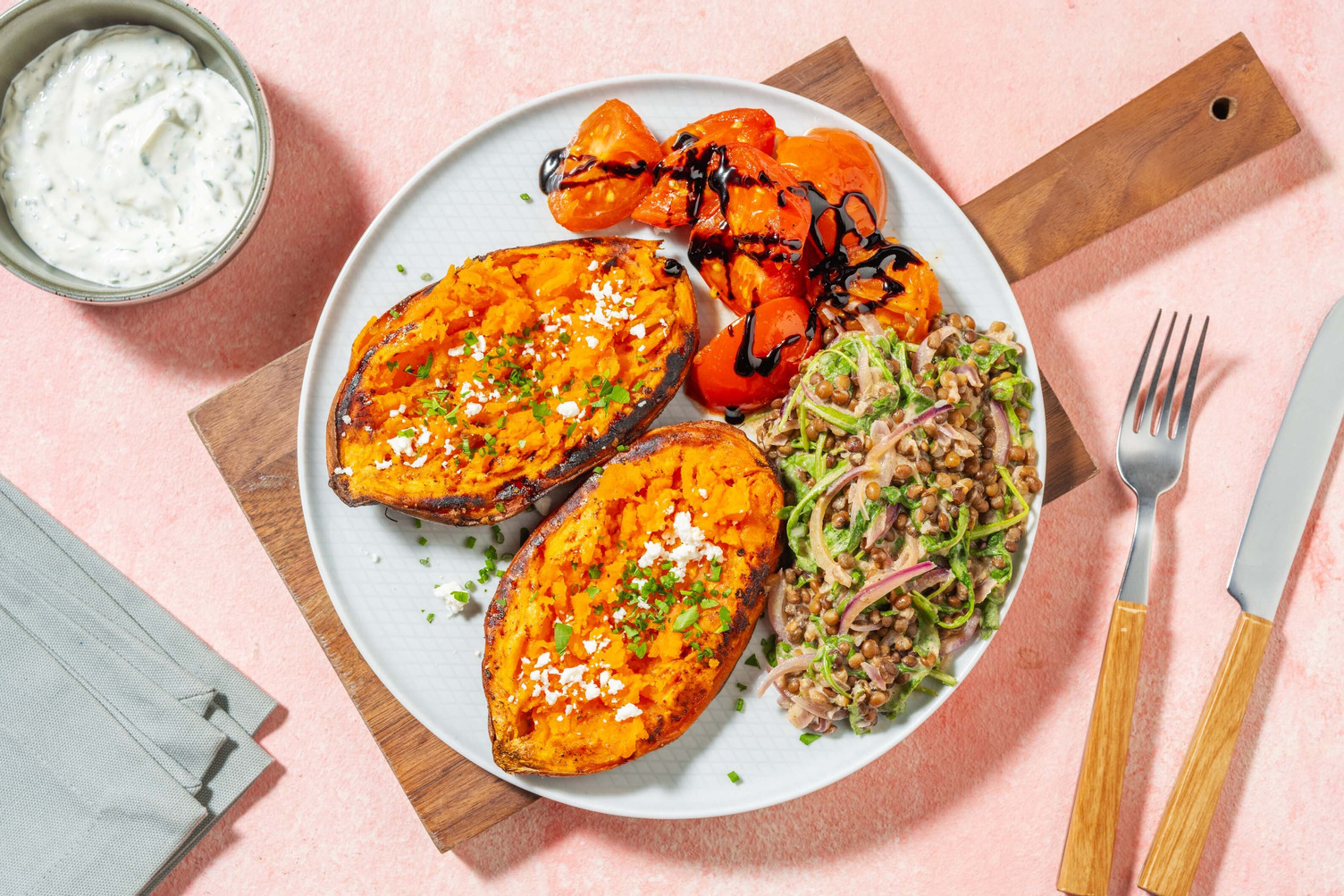 Süsskartoffel-Kumpir mit Linsen-Rucola-Salat
