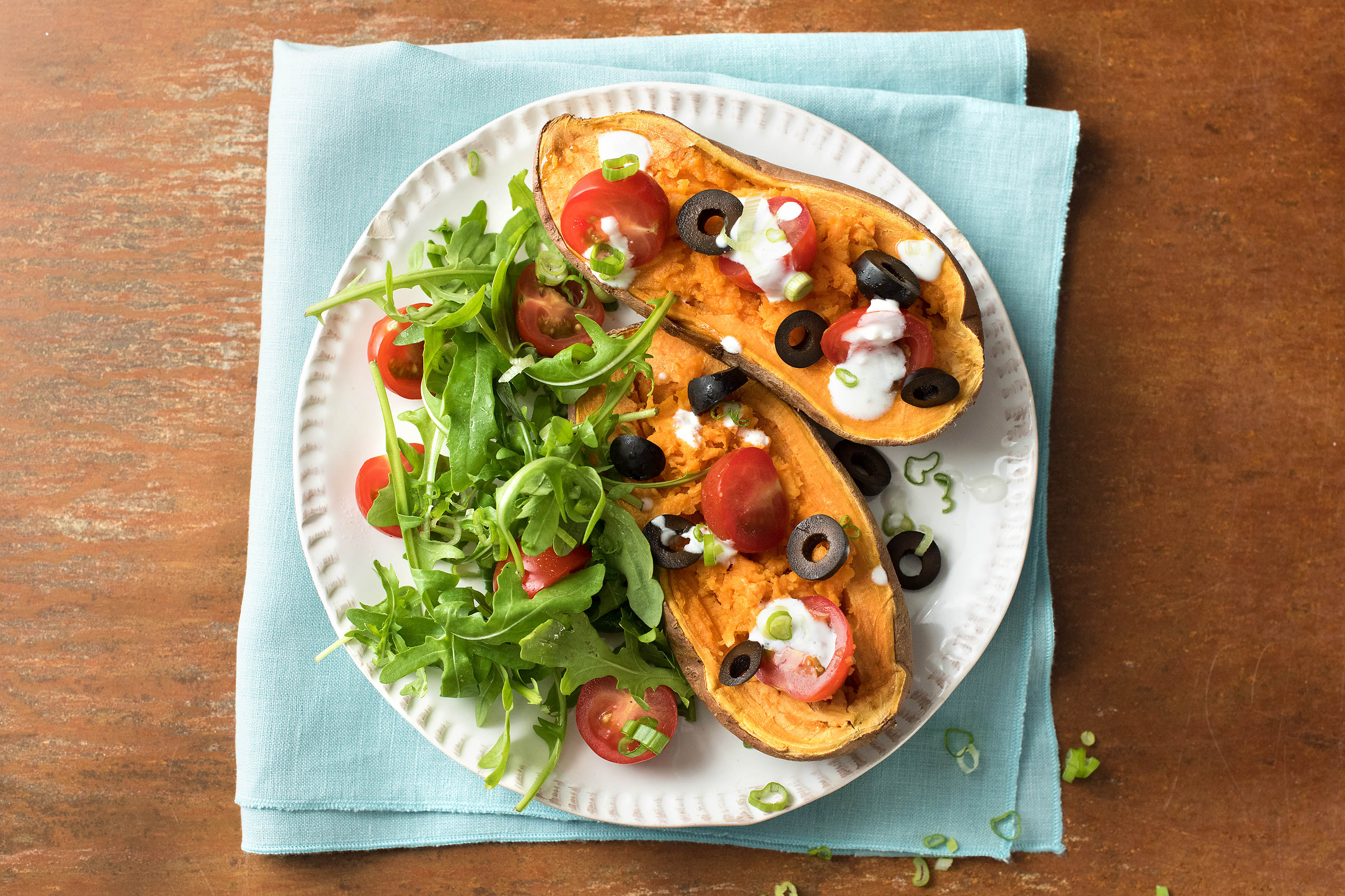 Süßkartoffel-Kumpir mit frischem Gemüse