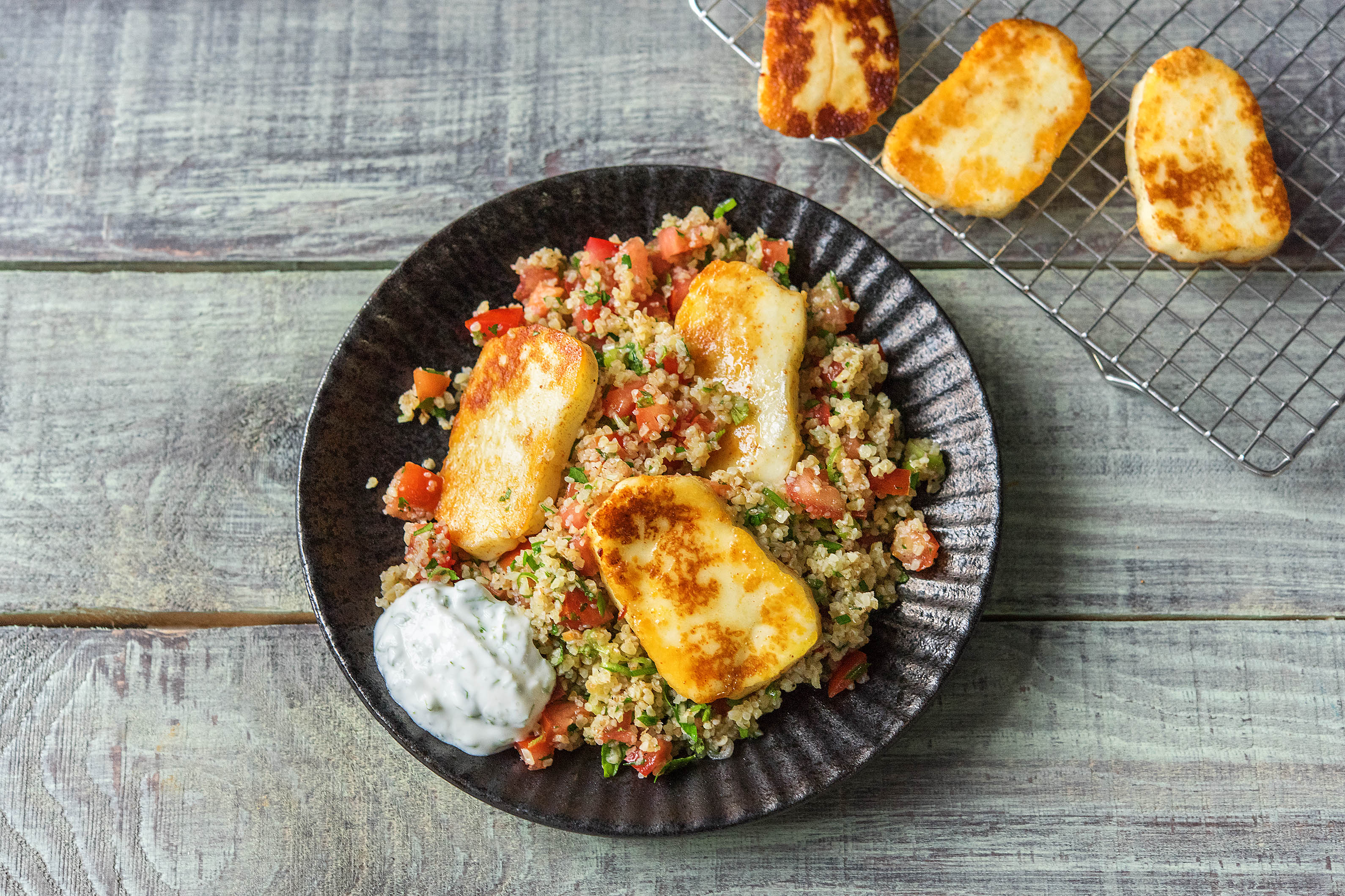 Taboulé-Salat mit würzigem Halloumi