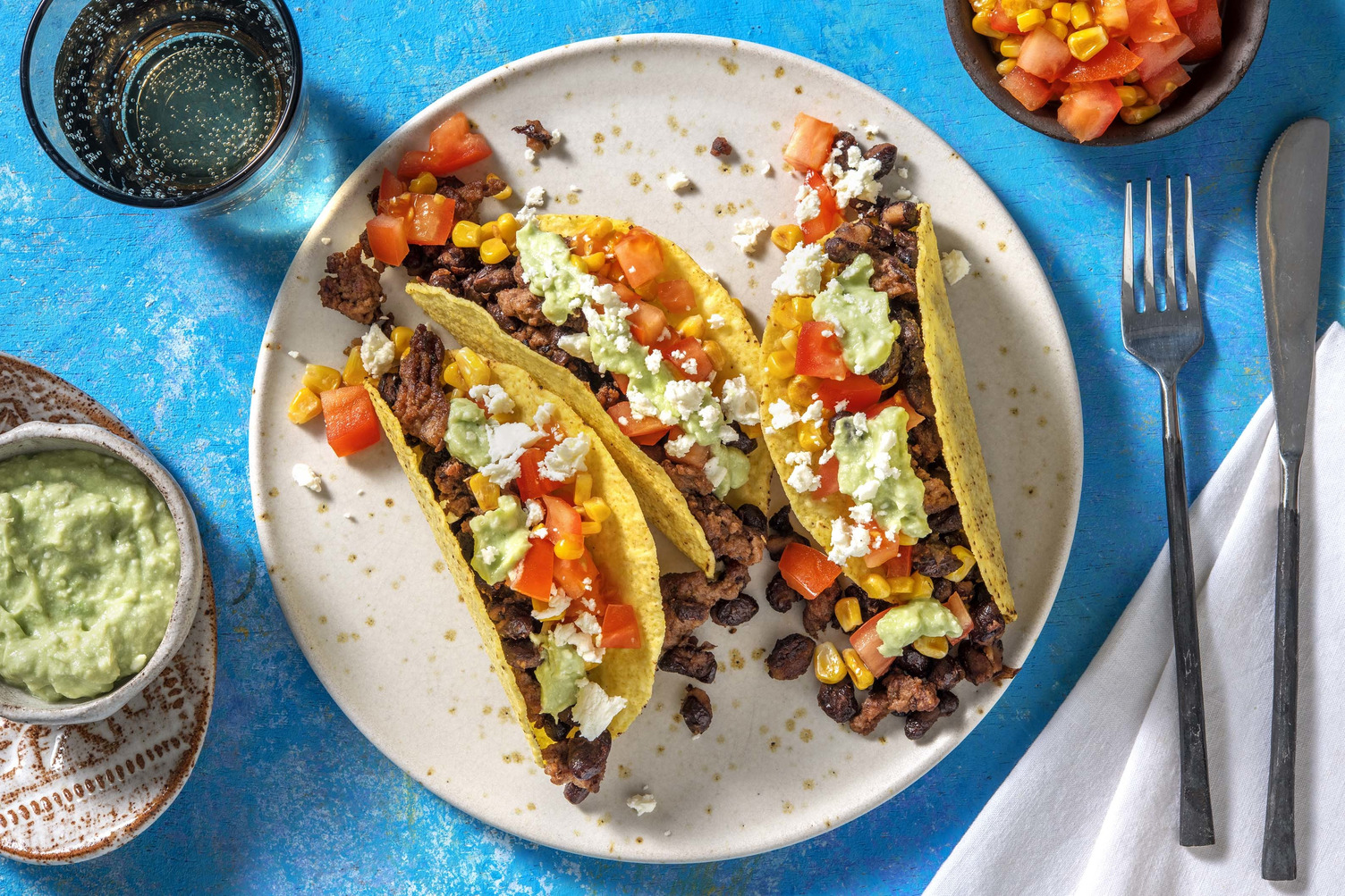 Knapperige taco's met gehakt en salsa van avocado en feta