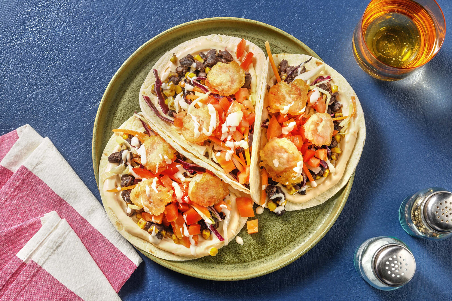 Tacos garnis de tempura de crevettes et mayonnaise au piment doux