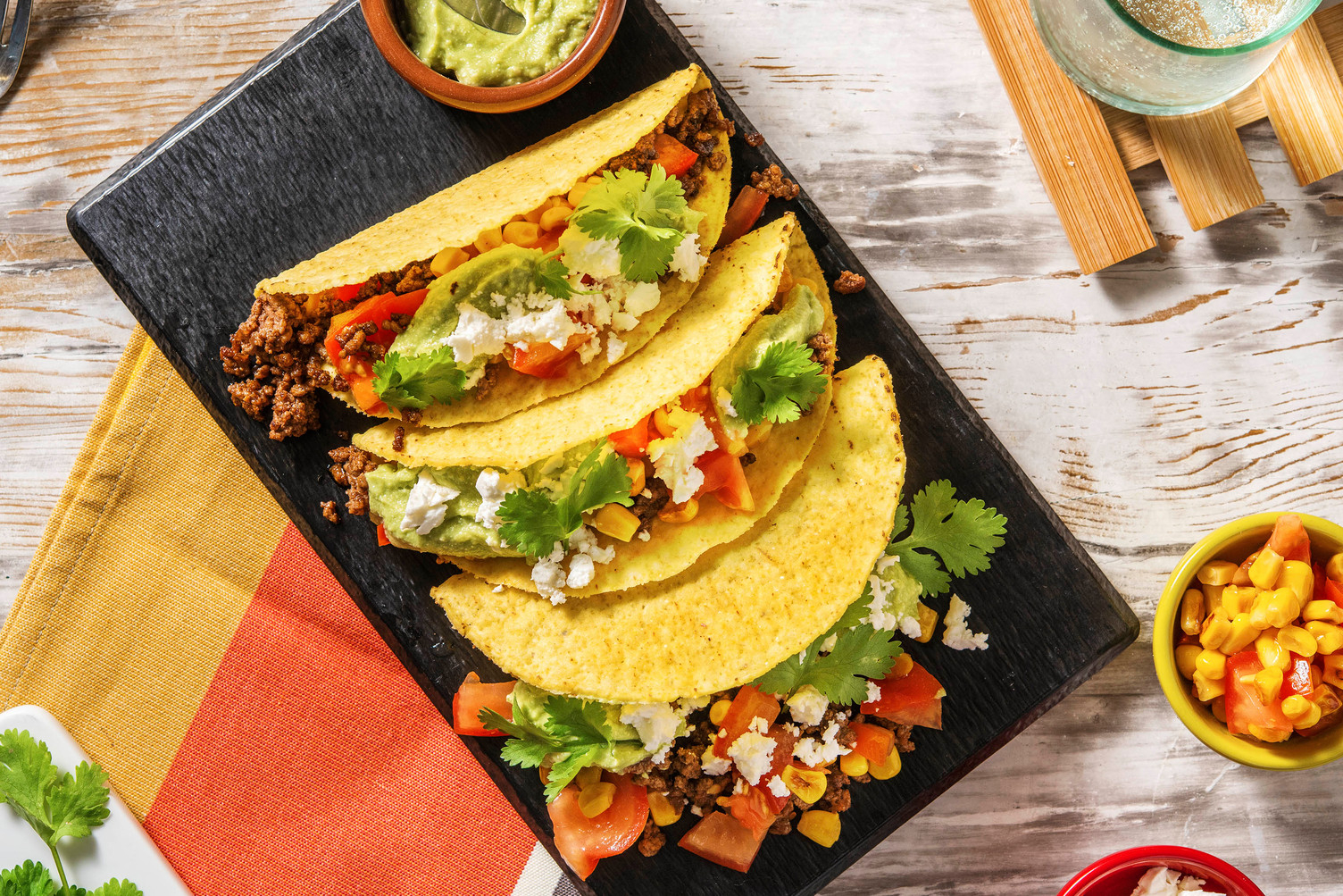 Tacos  garnis de viande hachée et d'une sauce avocat-feta