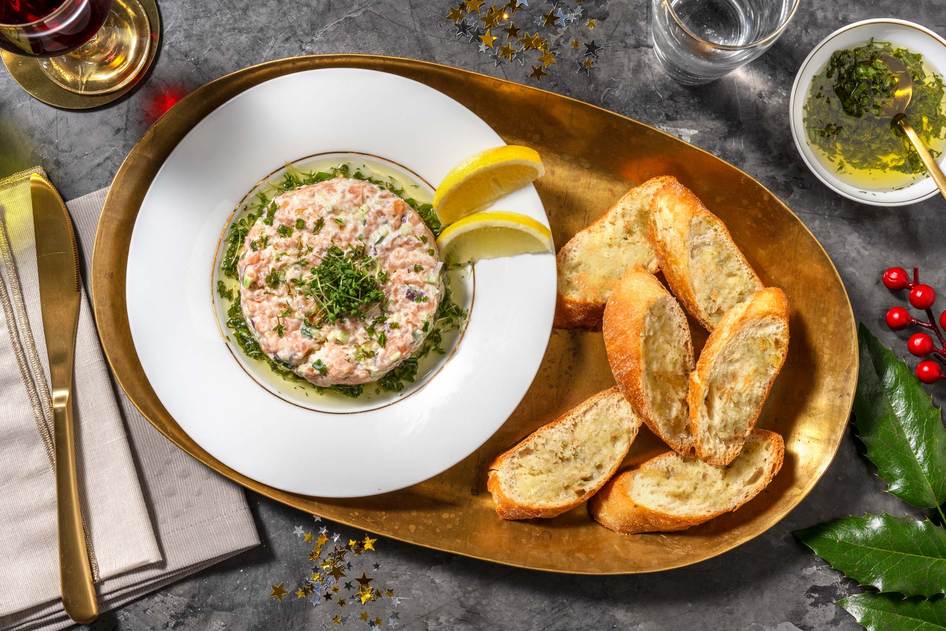 Tartare de saumon fumé à froid et huile d'olive aux fines herbes