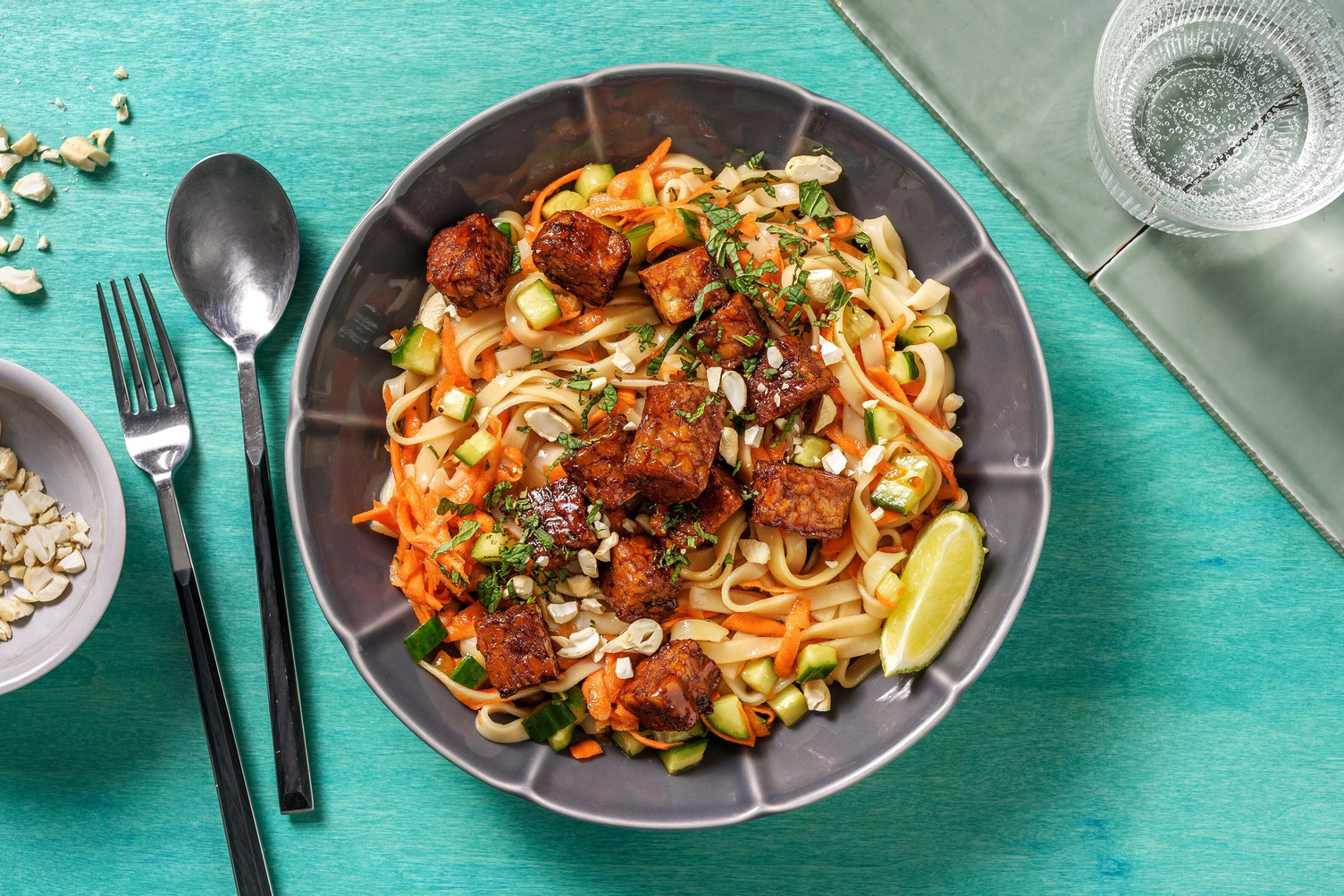 Tempeh collant et salade de nouilles
