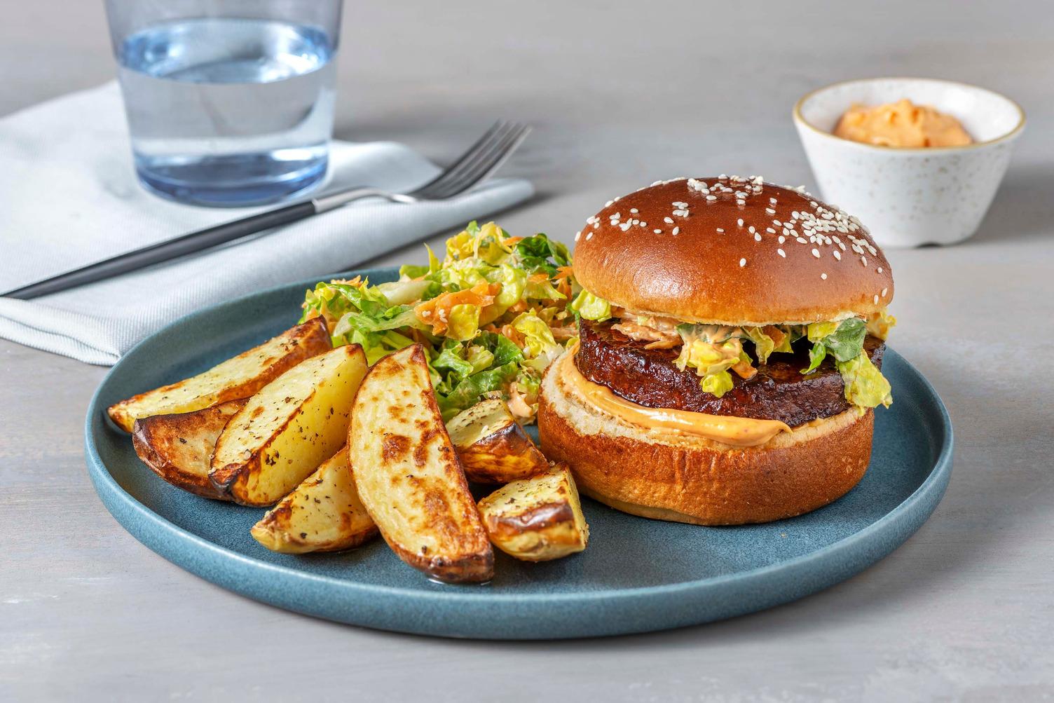 Teriyaki-Burger mit Sriracha-Dip