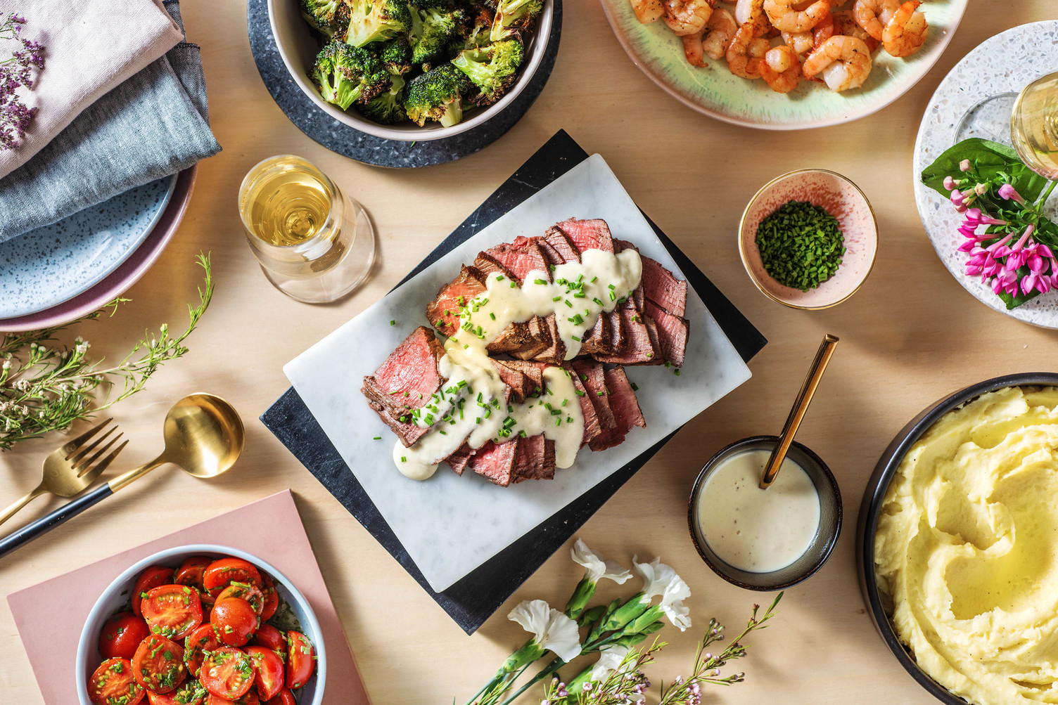 Surf & turf: garnalen en biefstuk met aardappelpuree