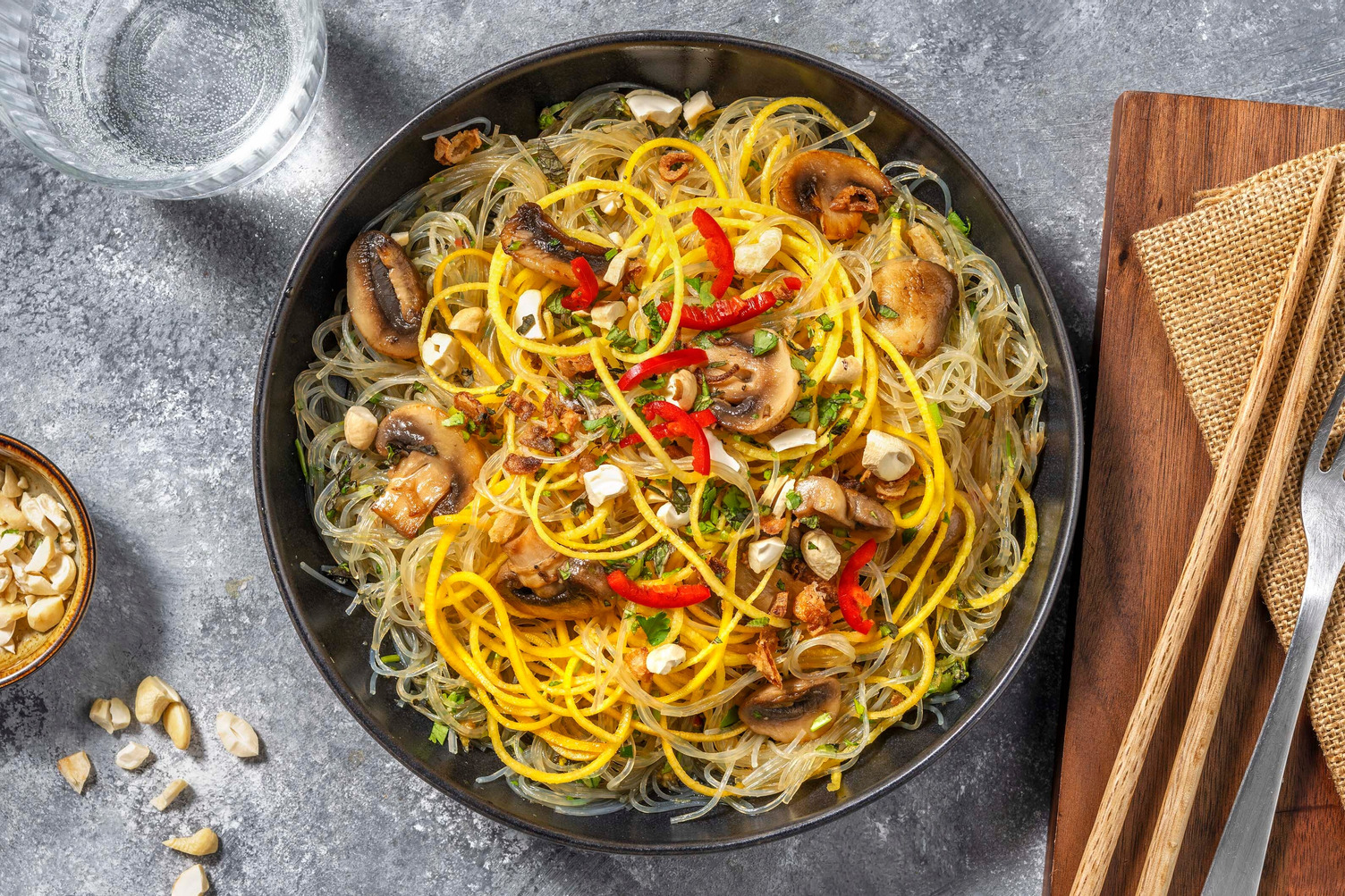 Thai-Glasnudelsalat getoppt mit Rüebli