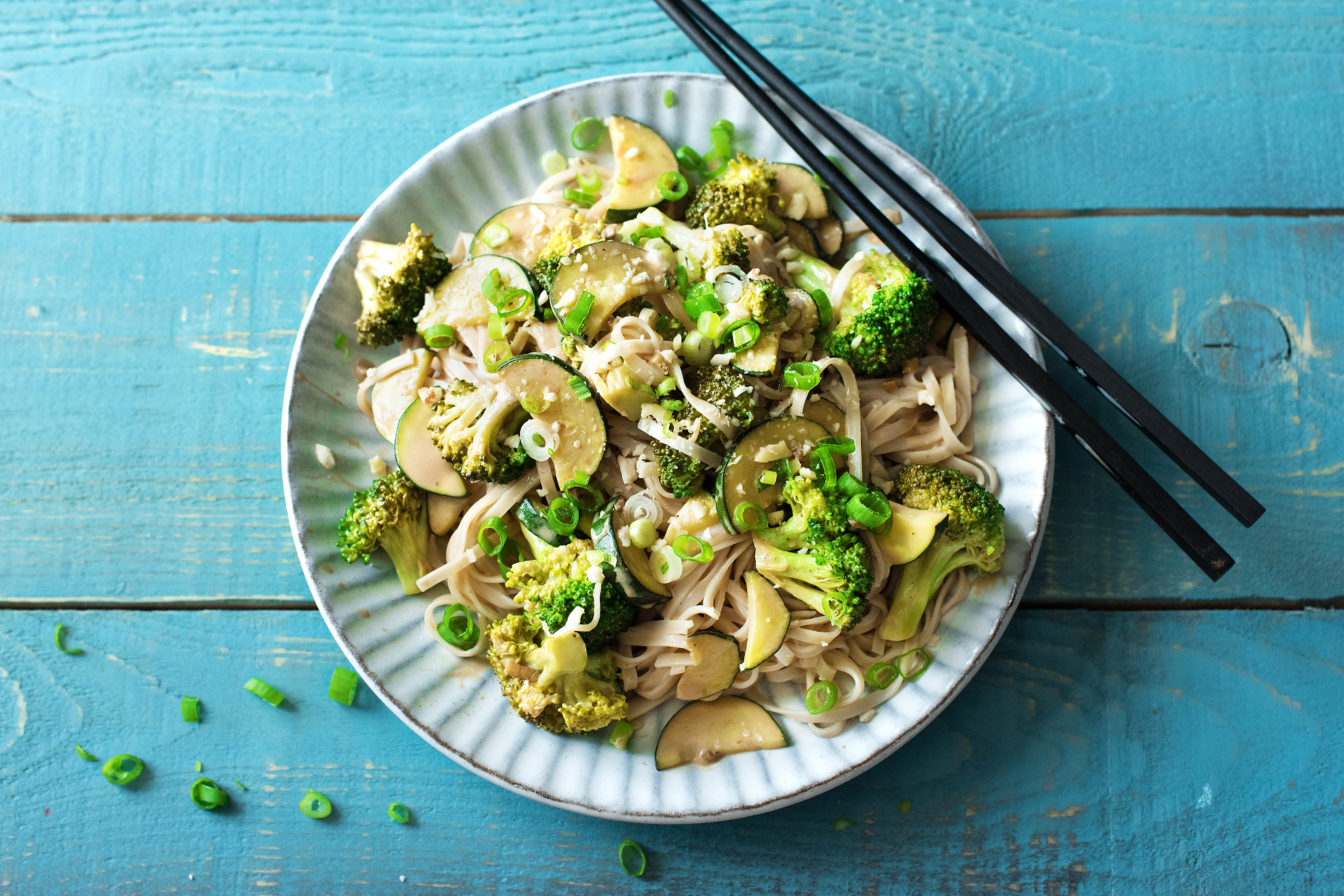 Thai-Nudel-Bratpfanne mit grünem Gemüse