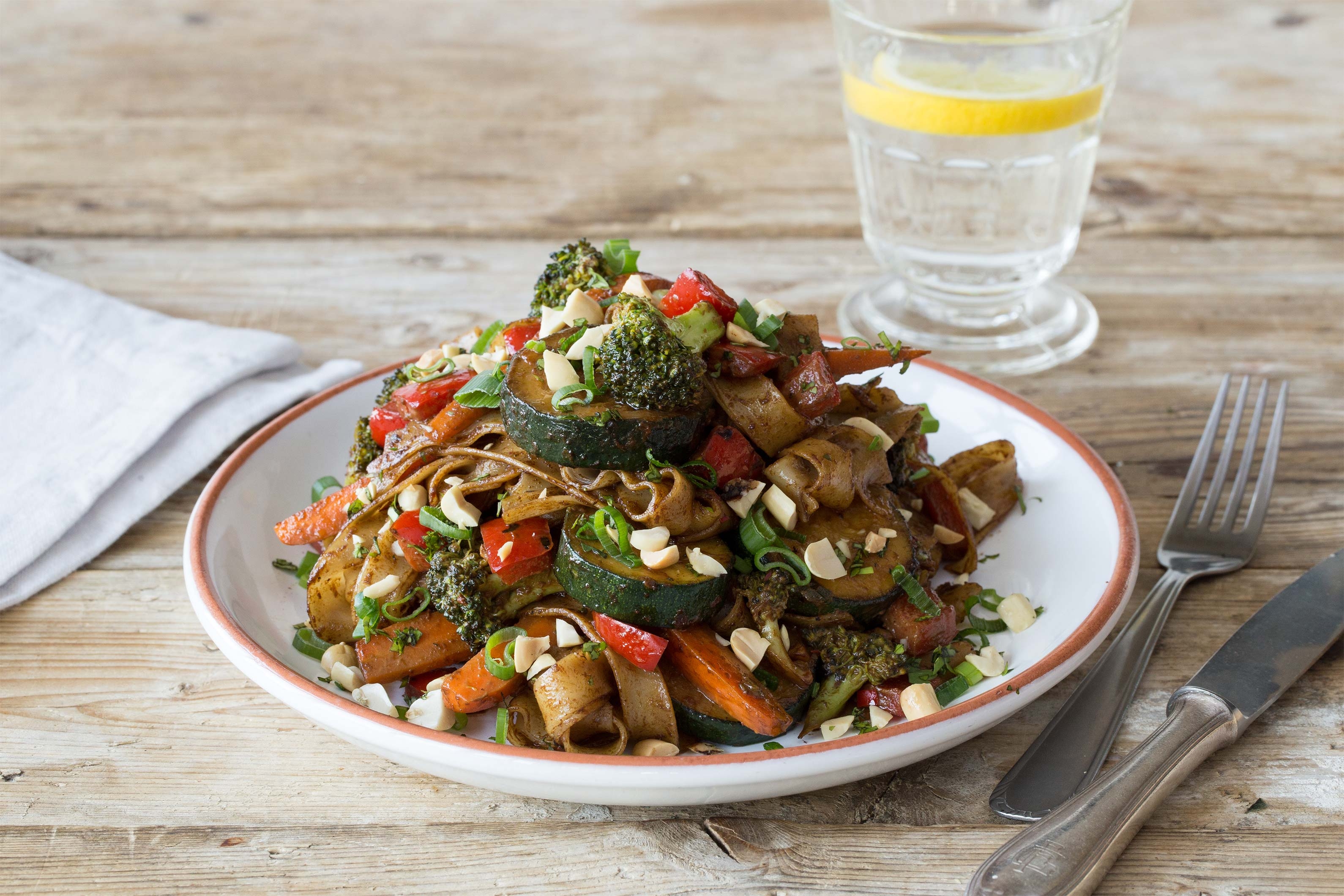 Thai Nudel-Pfanne mit viel Gemüse