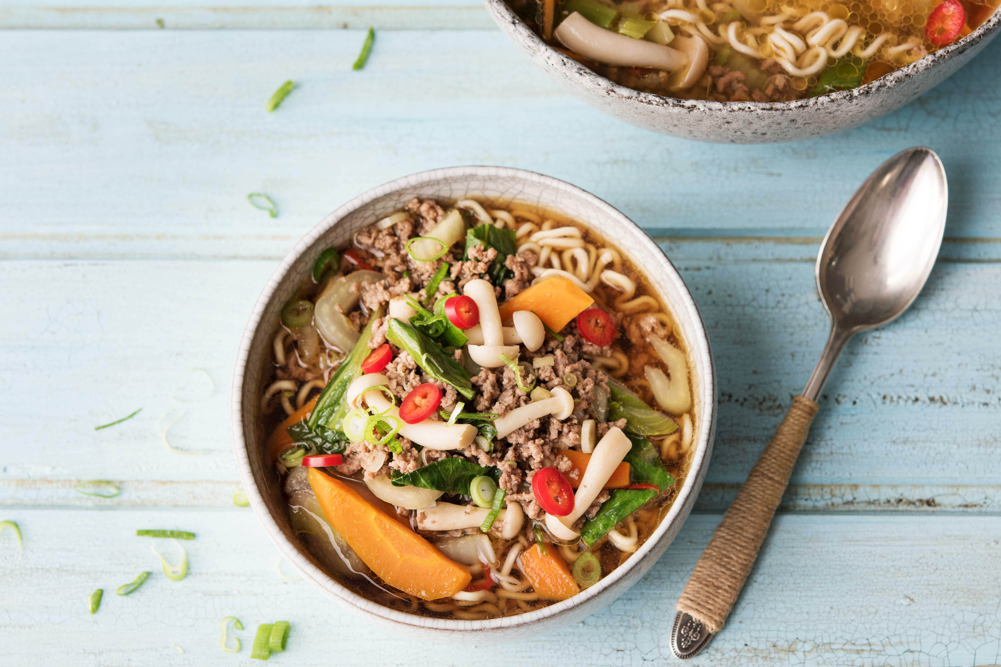 Thai-Nudel-Suppe mit Rinderhack