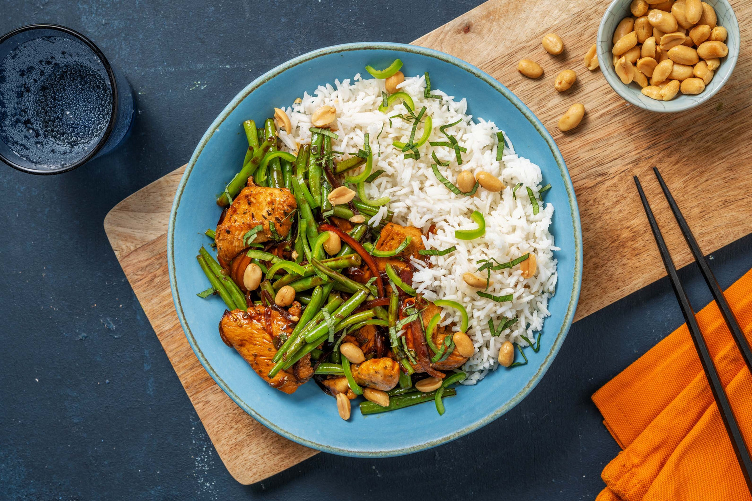 Thai-Poulet Stir Fry nach Art Pad Kra Pao