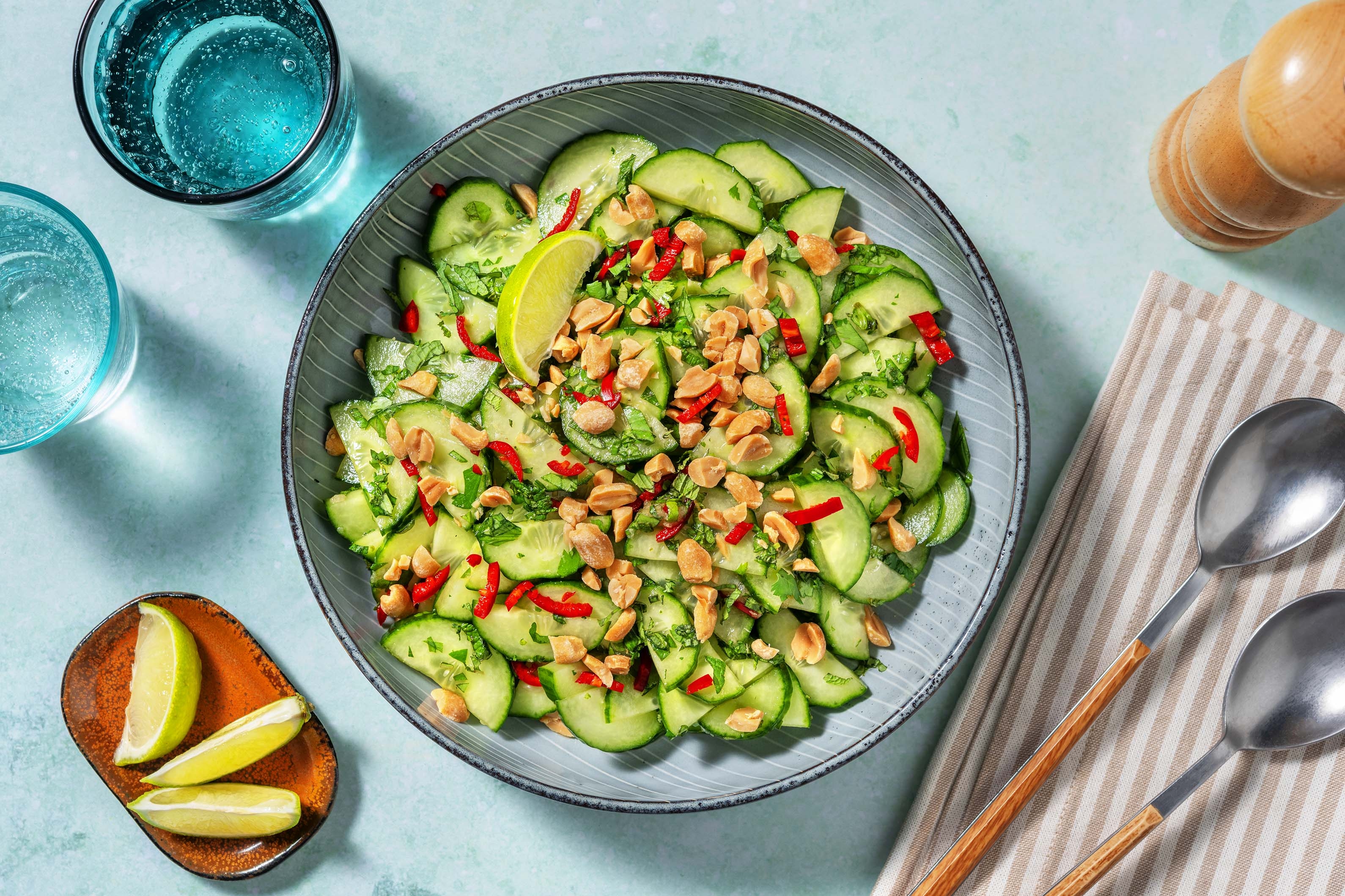 Thaise komkommersalade met gezouten pinda's