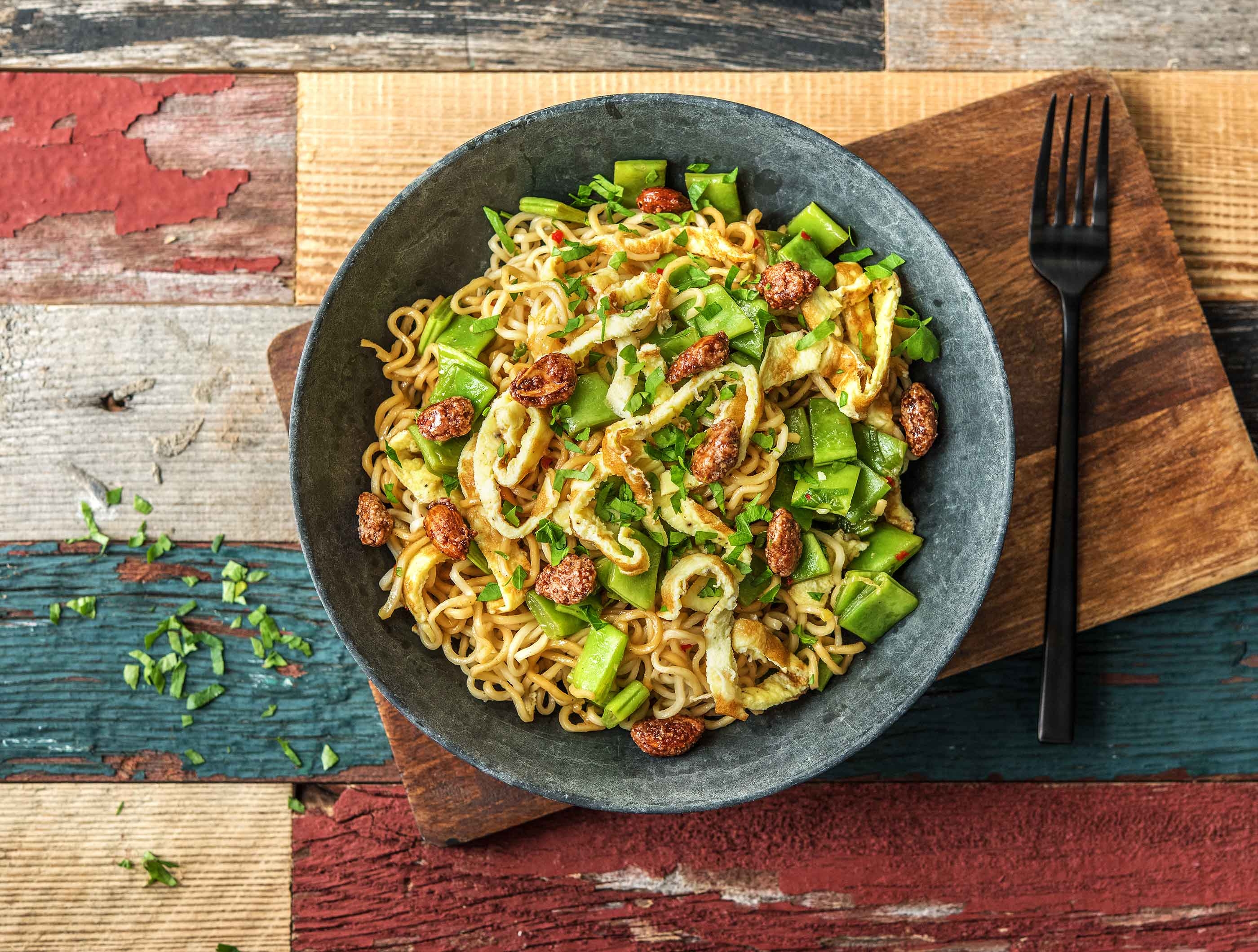 Thaise noedels met omeletreepjes en zoete honingpinda's