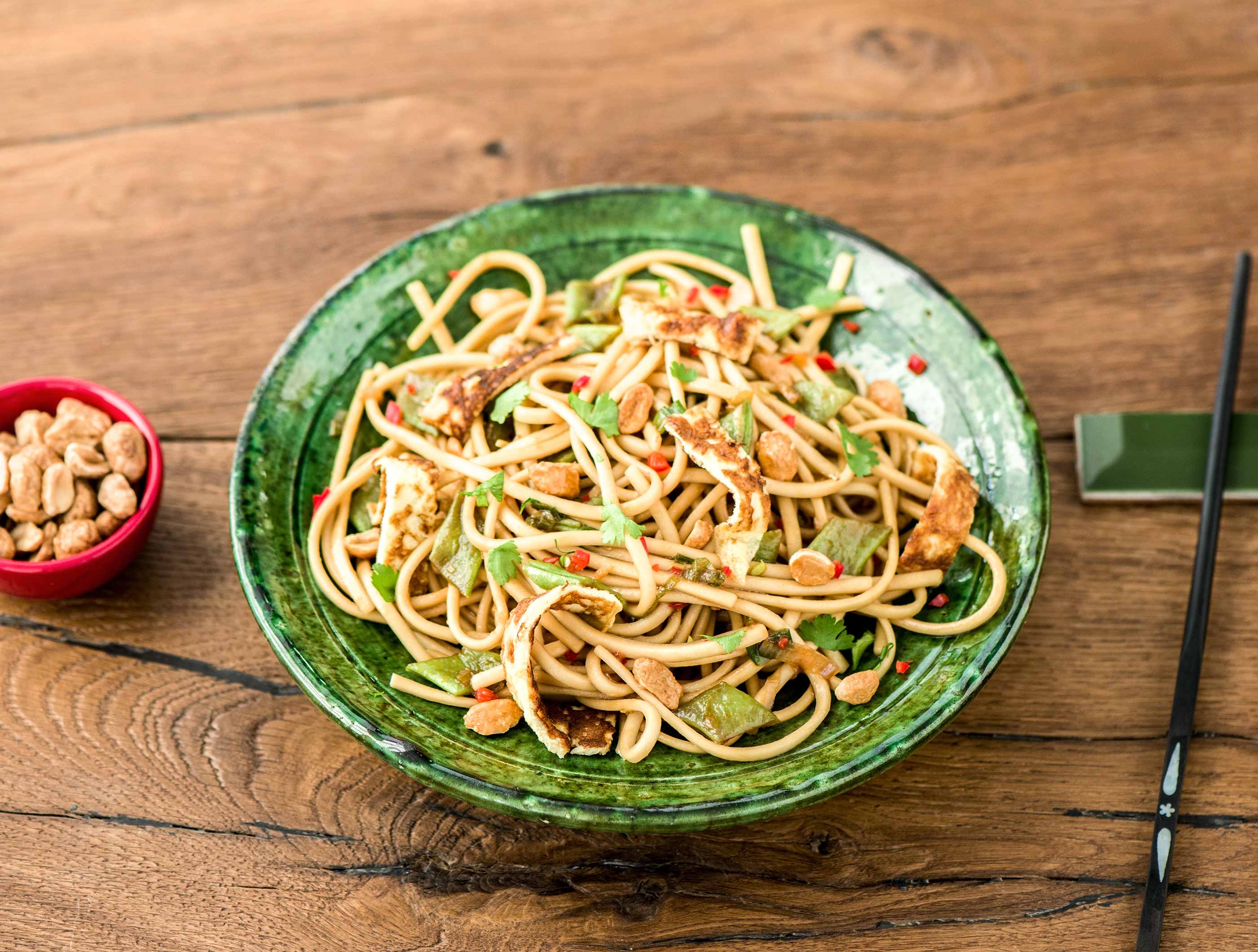 Thaise noedels met snijbonen en pikante honingpinda’s