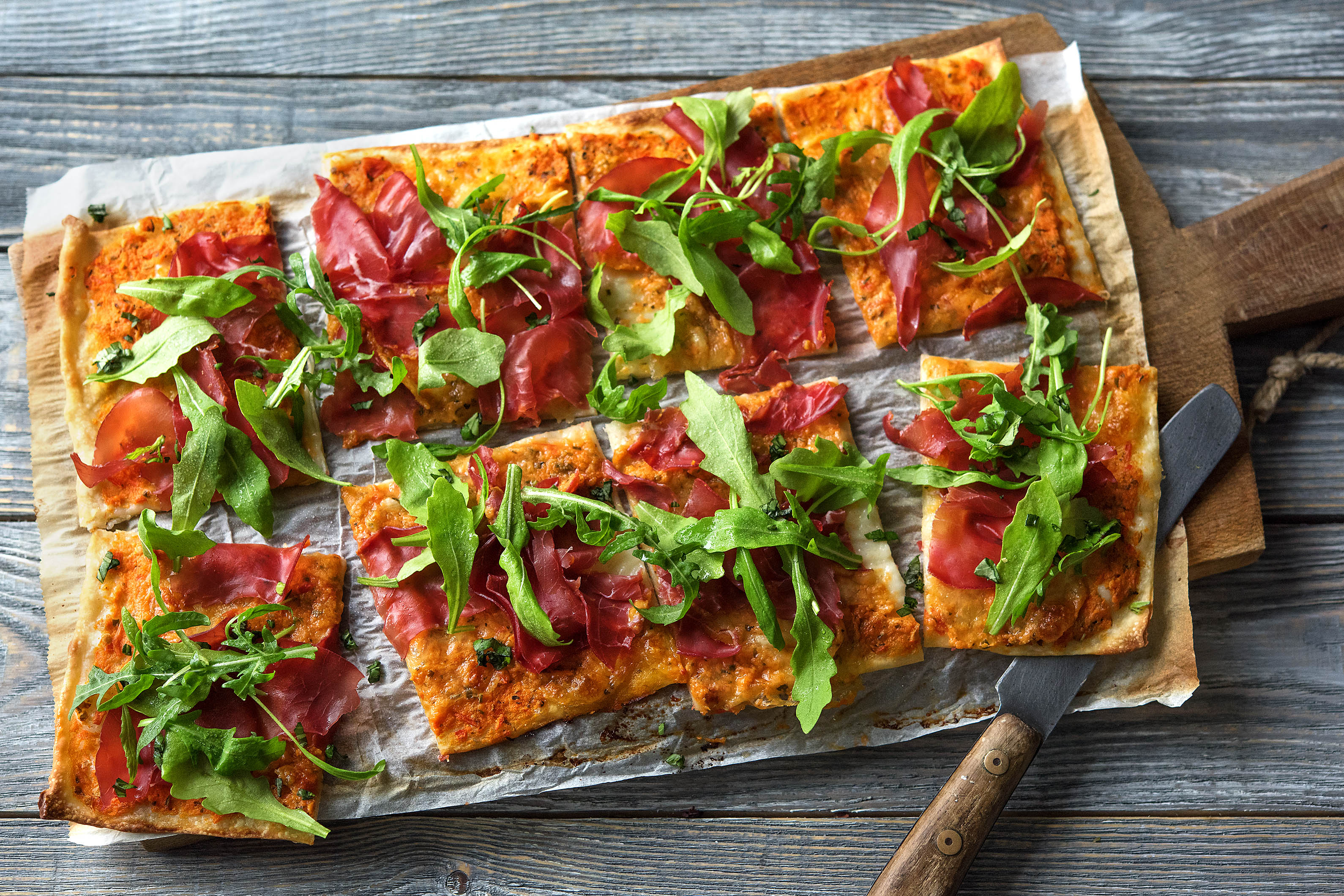 Thin-Crisp Rauchfleisch-Pizza