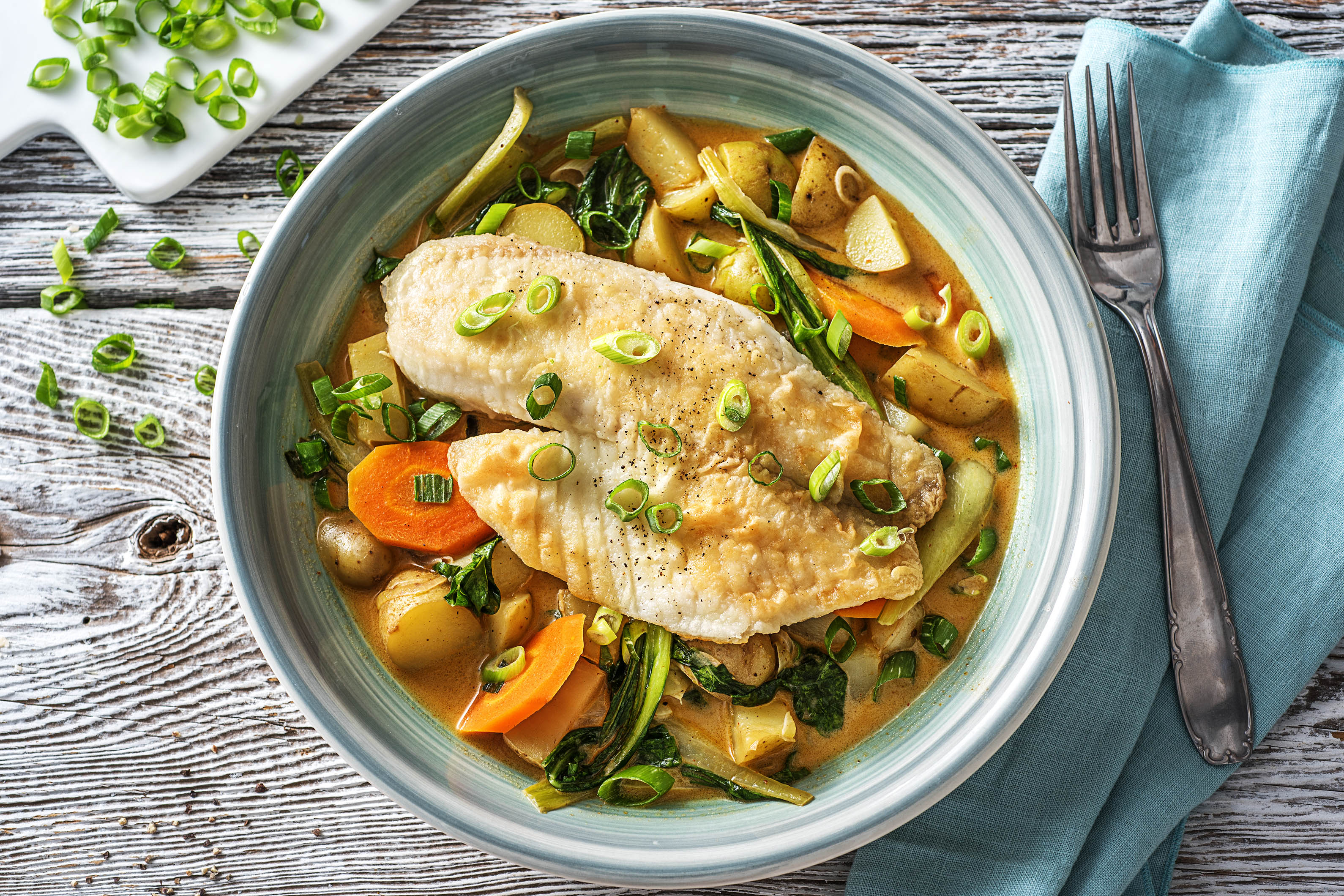 Tilapia-Fischfilet auf buntem Gemüsecurry