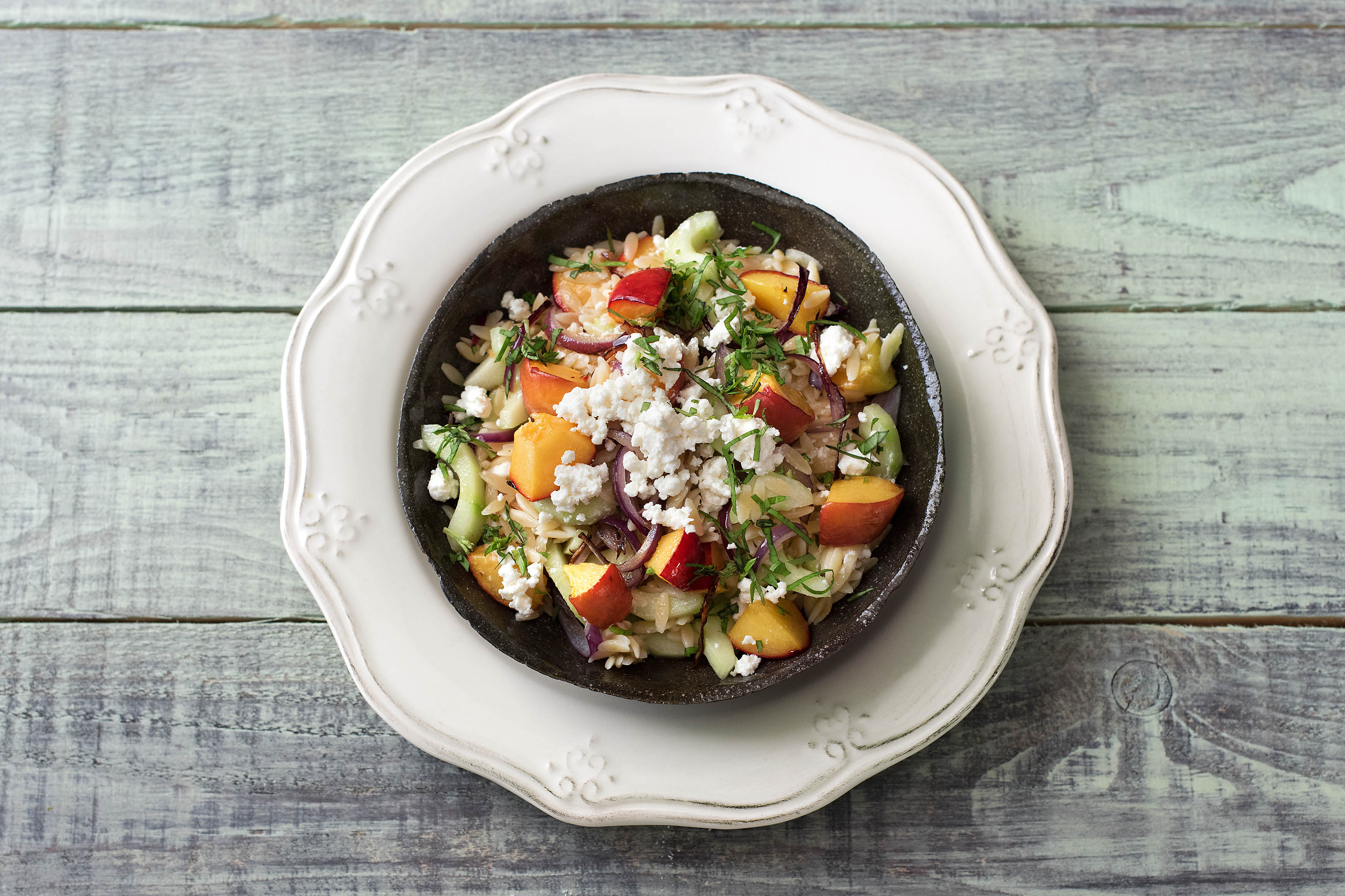 Lauwarmer Orzo-Salat mit Nektarine