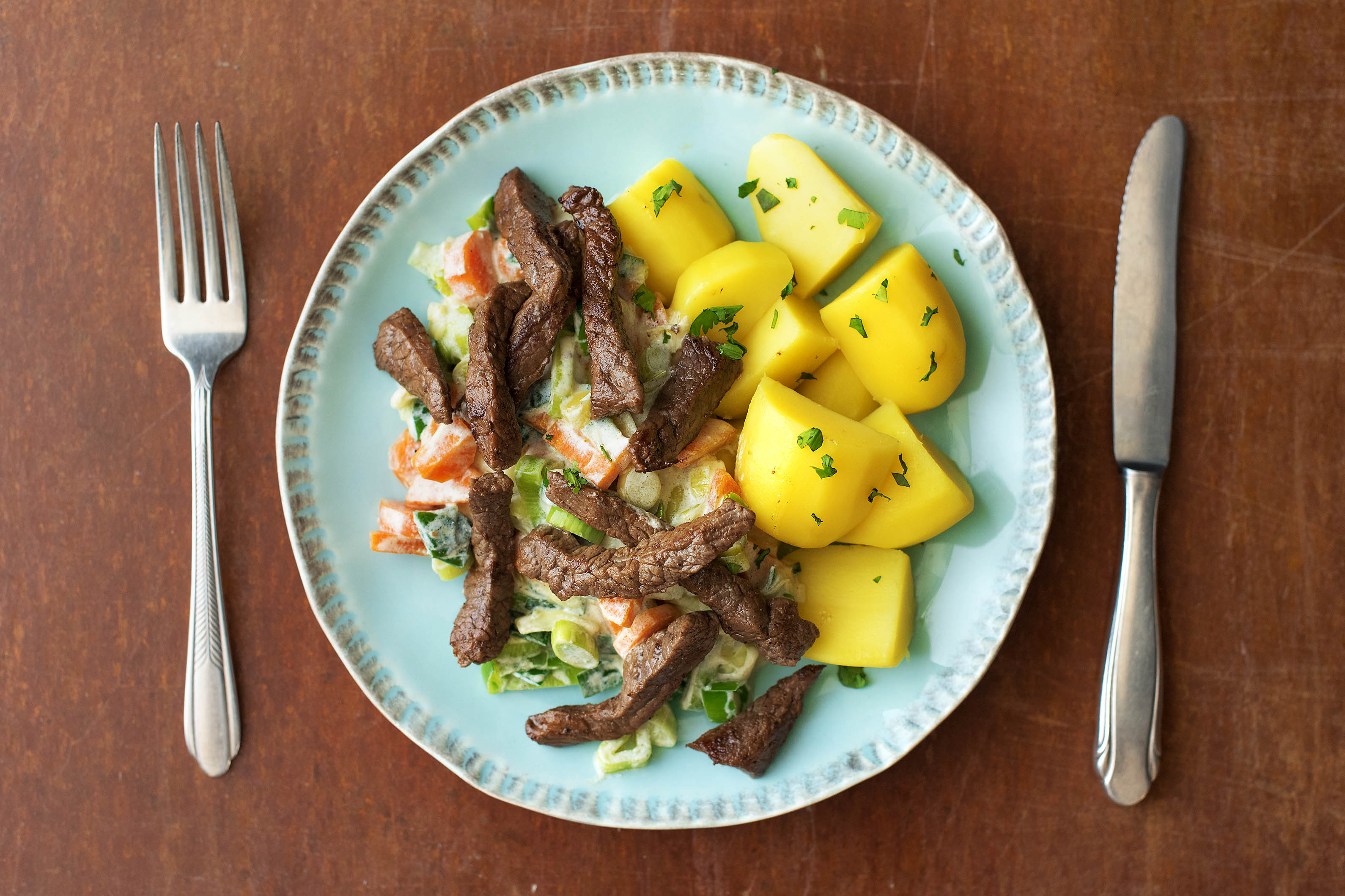 Rindergeschnetzeltes und Salzkartoffeln